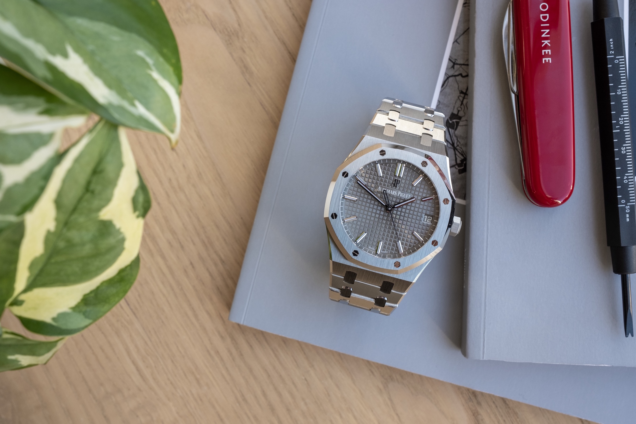 机の上に置いたオーデマ ピゲ ロイヤル オーク 15500ST