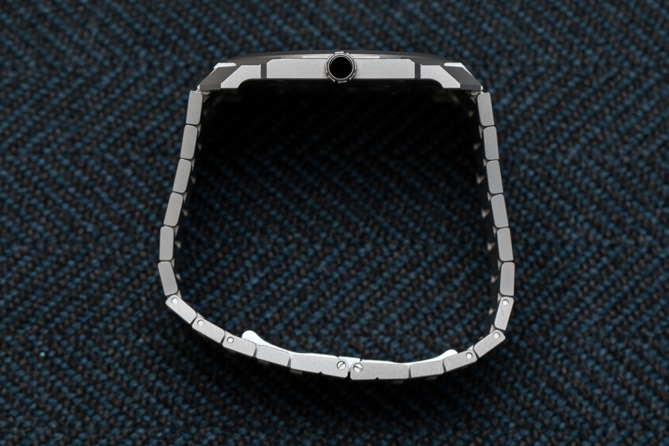 安藤忠雄 x ブルガリ オクト フィニッシモ オートマティックのケースサイド