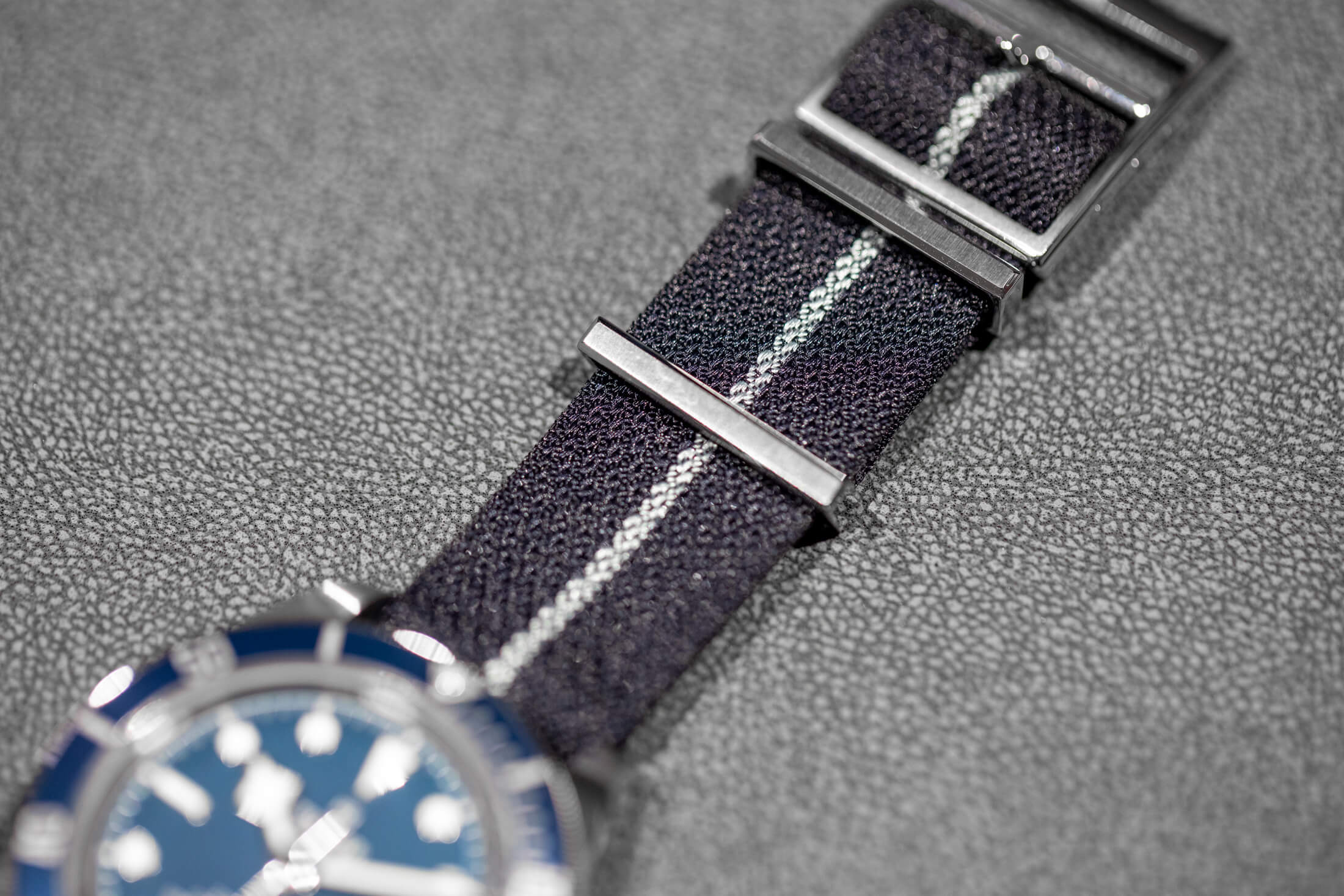 ブルーのファブリックストラップ