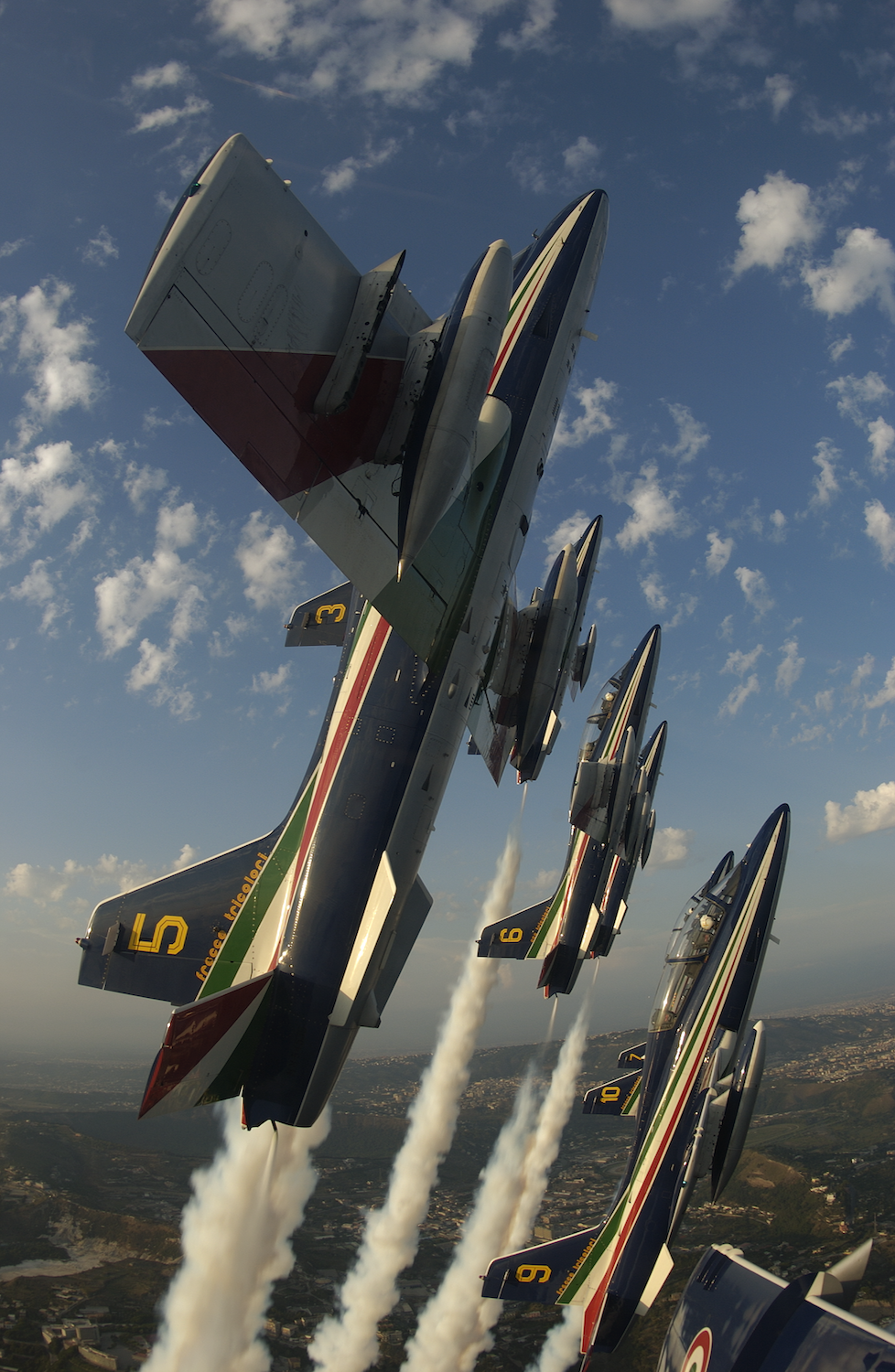 アクロバット飛行中のフレッチェ・トリコローリ