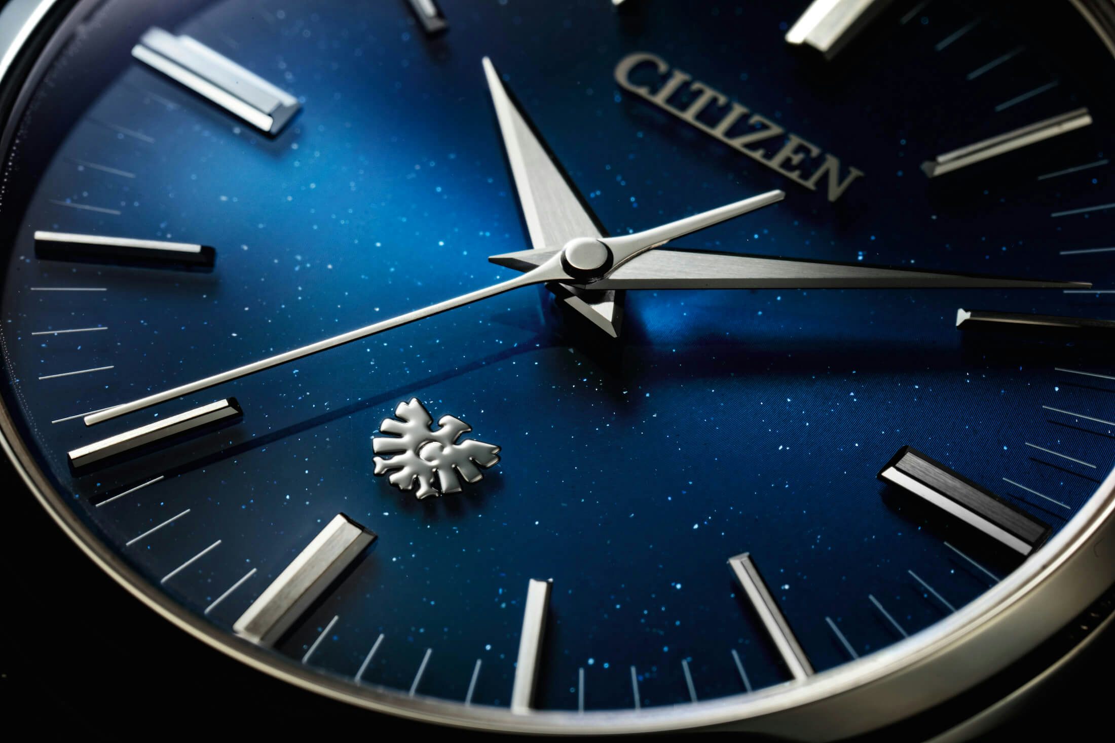 https://hodinkee-jp.imgix.net/uploads/images/1600247999918-avjlm9hs70h-6abb07694aee68cc92715b1d35cf9251/AQ6100-56L_IMG02.jpg?ixlib=rails-1.1.0&fm=jpg&q=55&auto=format&usm=12&fit=crop&ch=Width%2CDPR%2CSave-Data&alt=