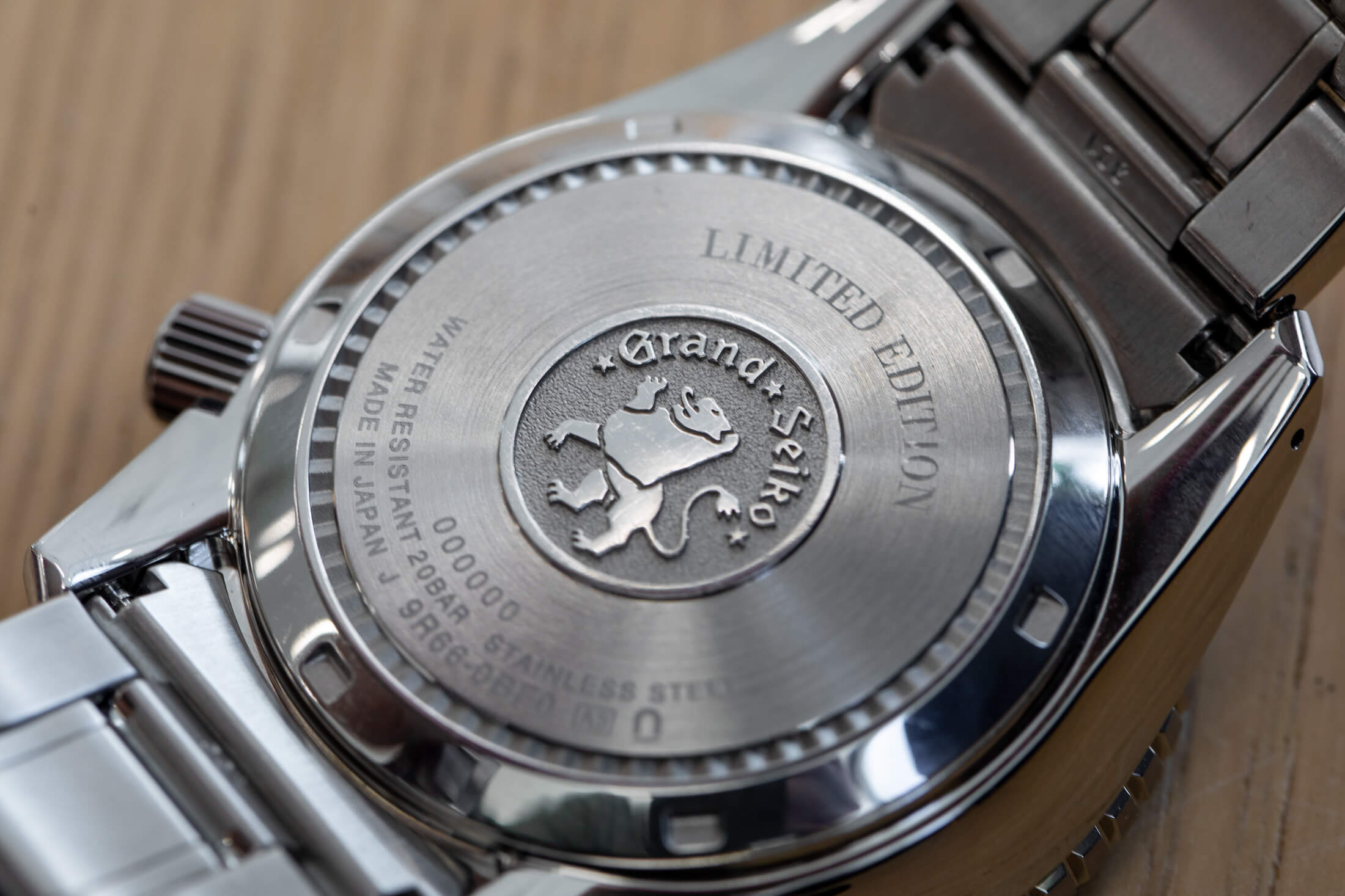 ソリッドケースバックには、グランドセイコーの象徴である「獅子の紋章」と「LIMITED EDITION」の刻印が施されている。