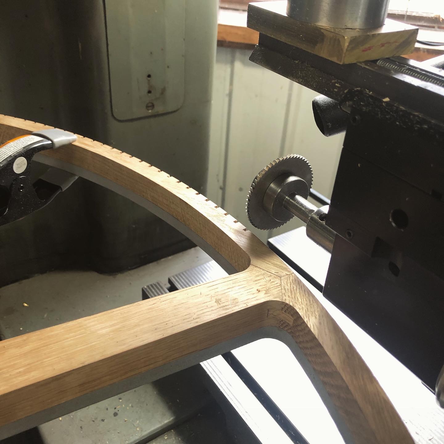 Cutting grooves for each tooth.