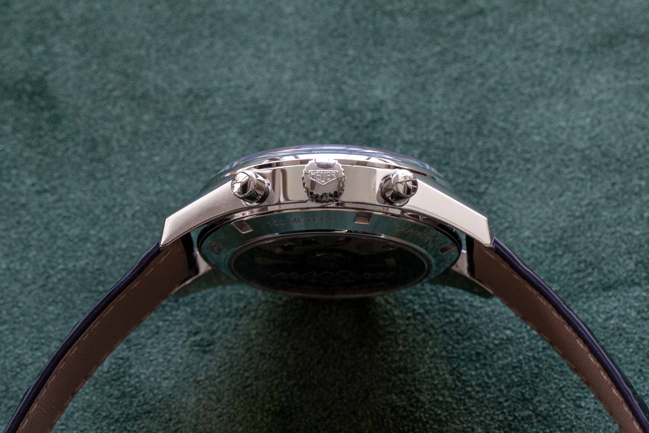 カレラ 'ダート45' HODINKEE リミテッド エディションのケースサイド リューズ側