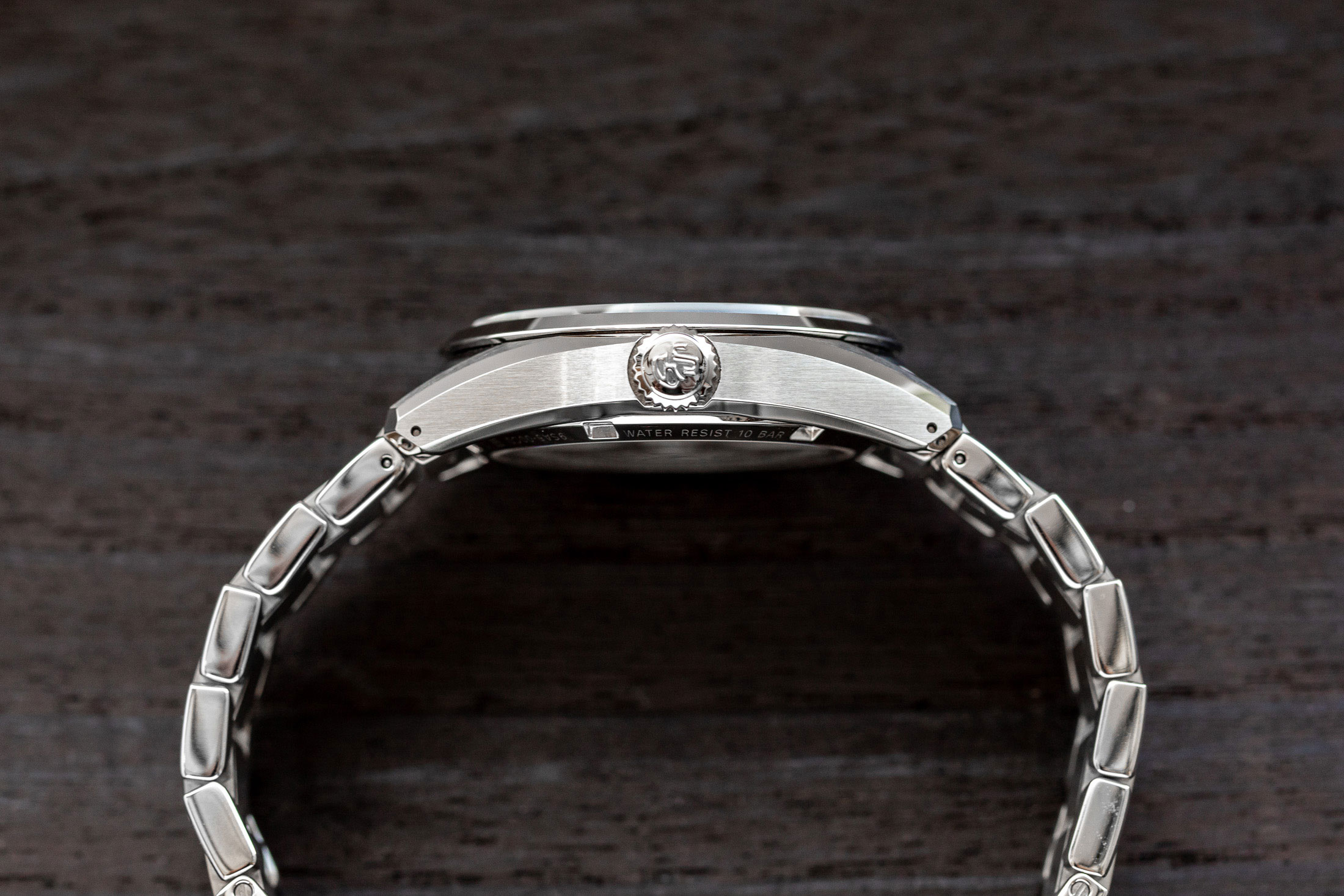 SLGH005のケースサイド（リューズ側）