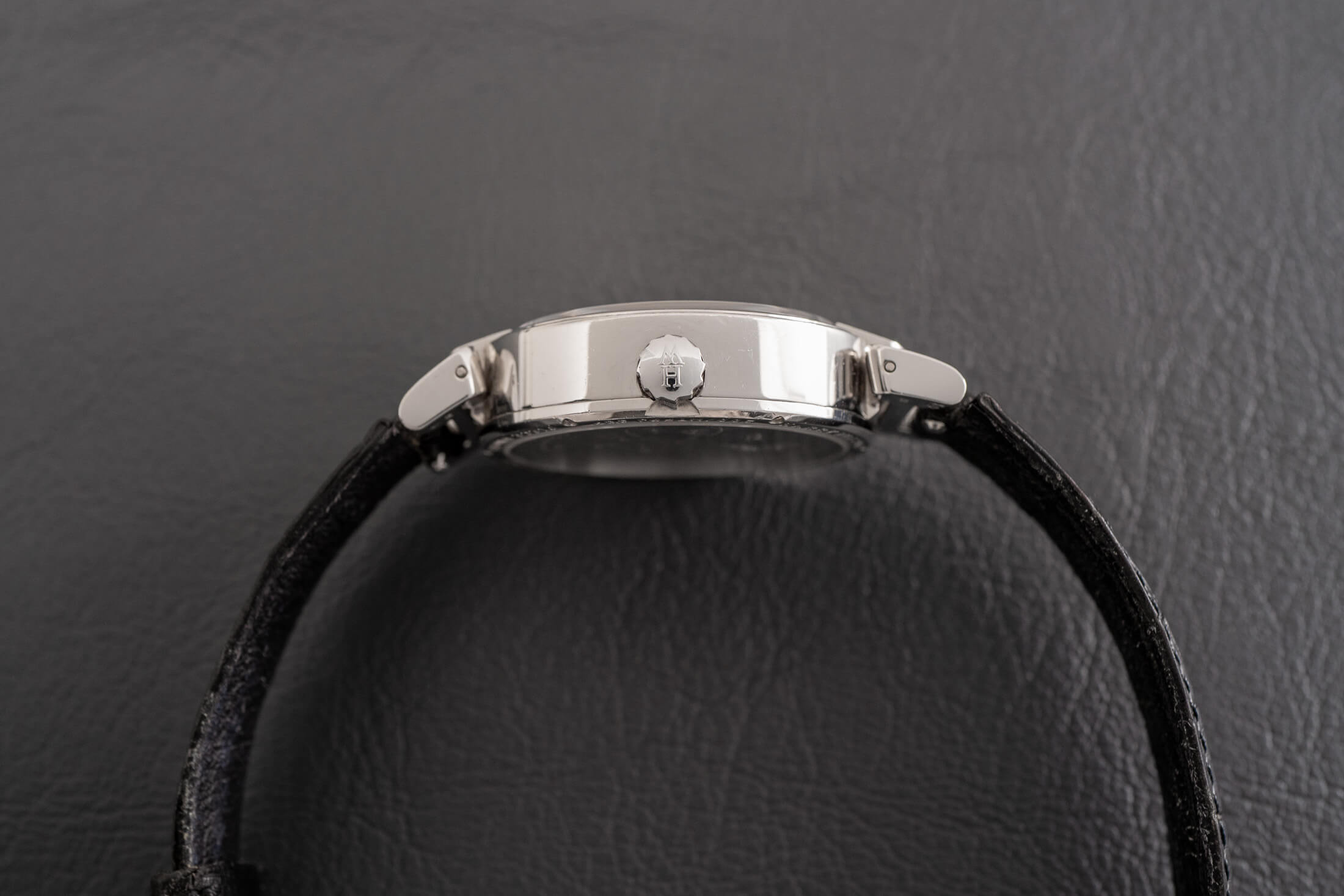 ハリー・ウィンストンとF.P.ジュルヌによるオーパス1 トゥールビヨンのケースサイド、リューズ側