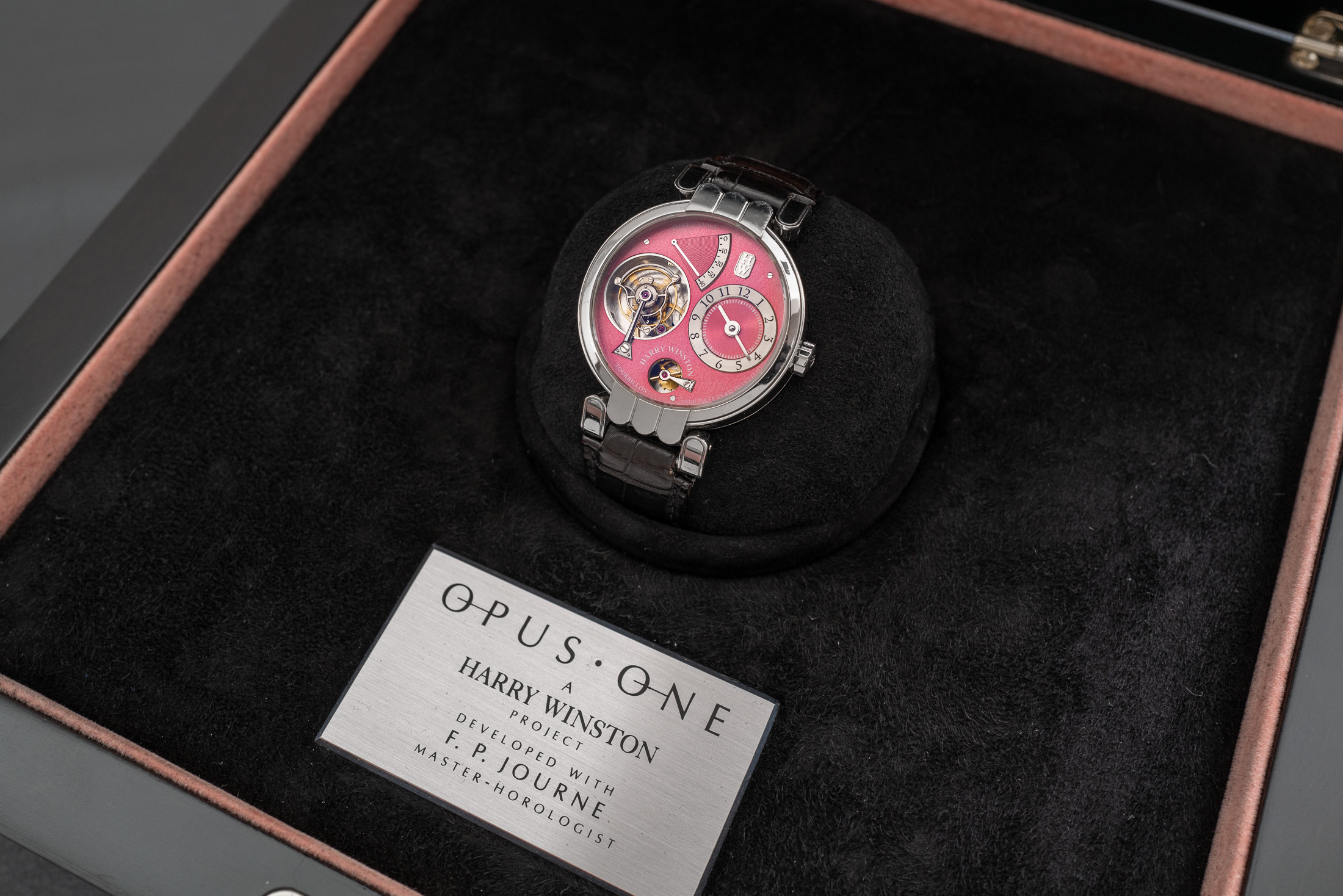 ハリー・ウィンストンとF.P.ジュルヌによるオーパス1 トゥールビヨン、化粧箱に収められている画像