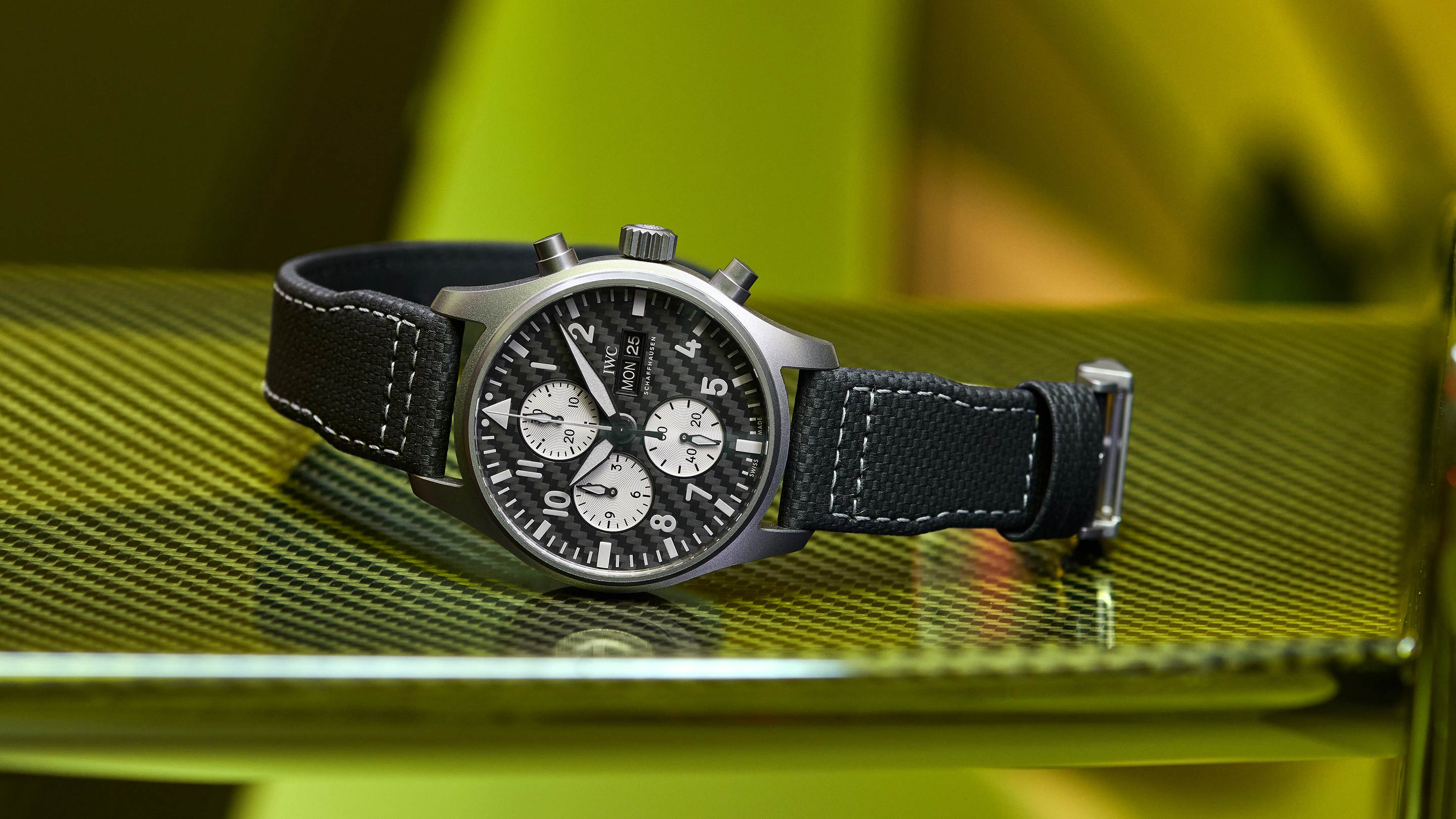 IWC アナログ時計 黒　赤　メルセデスベンツAMG純正 メルセデスベンツAMG 純正IWC時計 - メルカリ