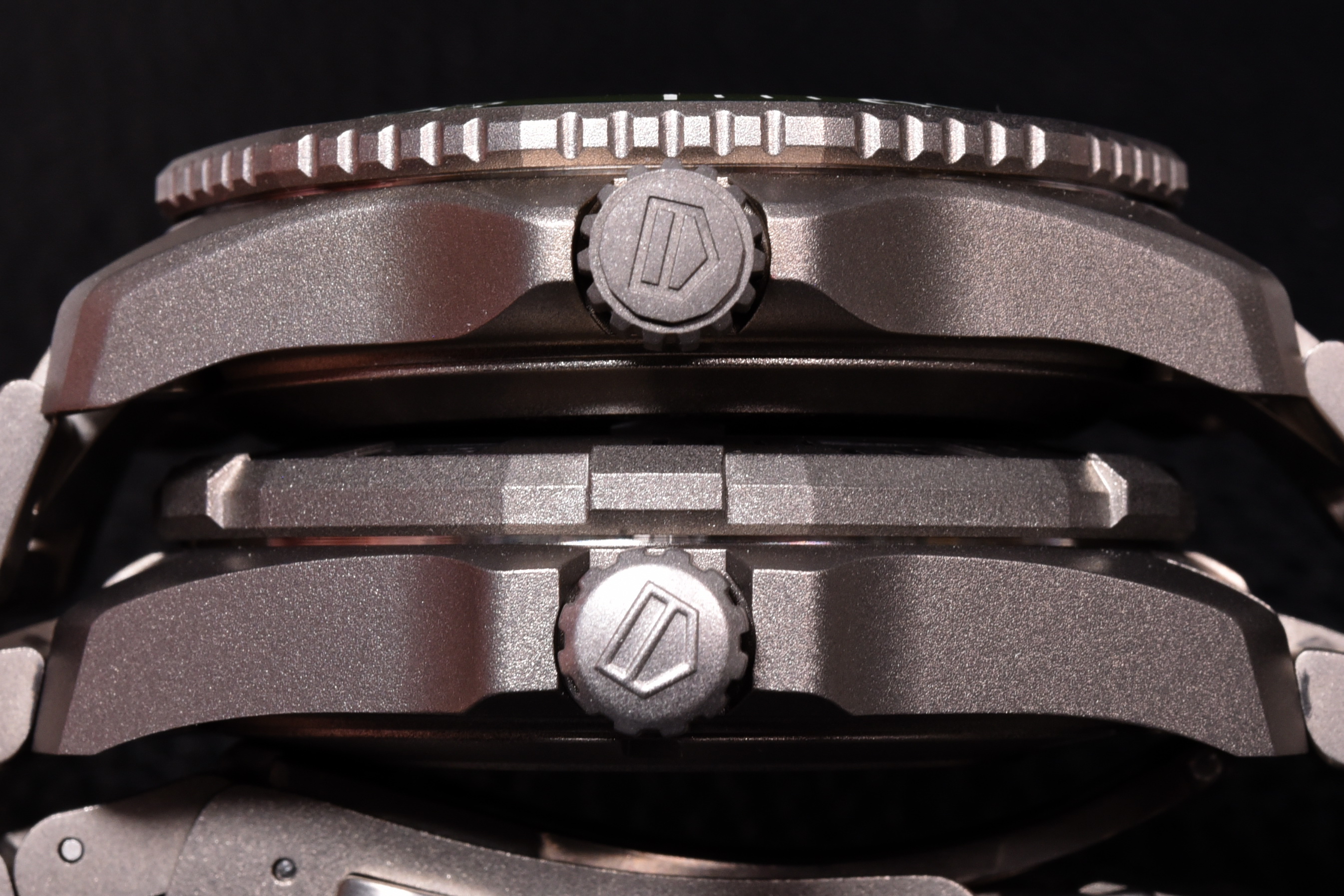 Crowns of TAG Heuer Aquaracers