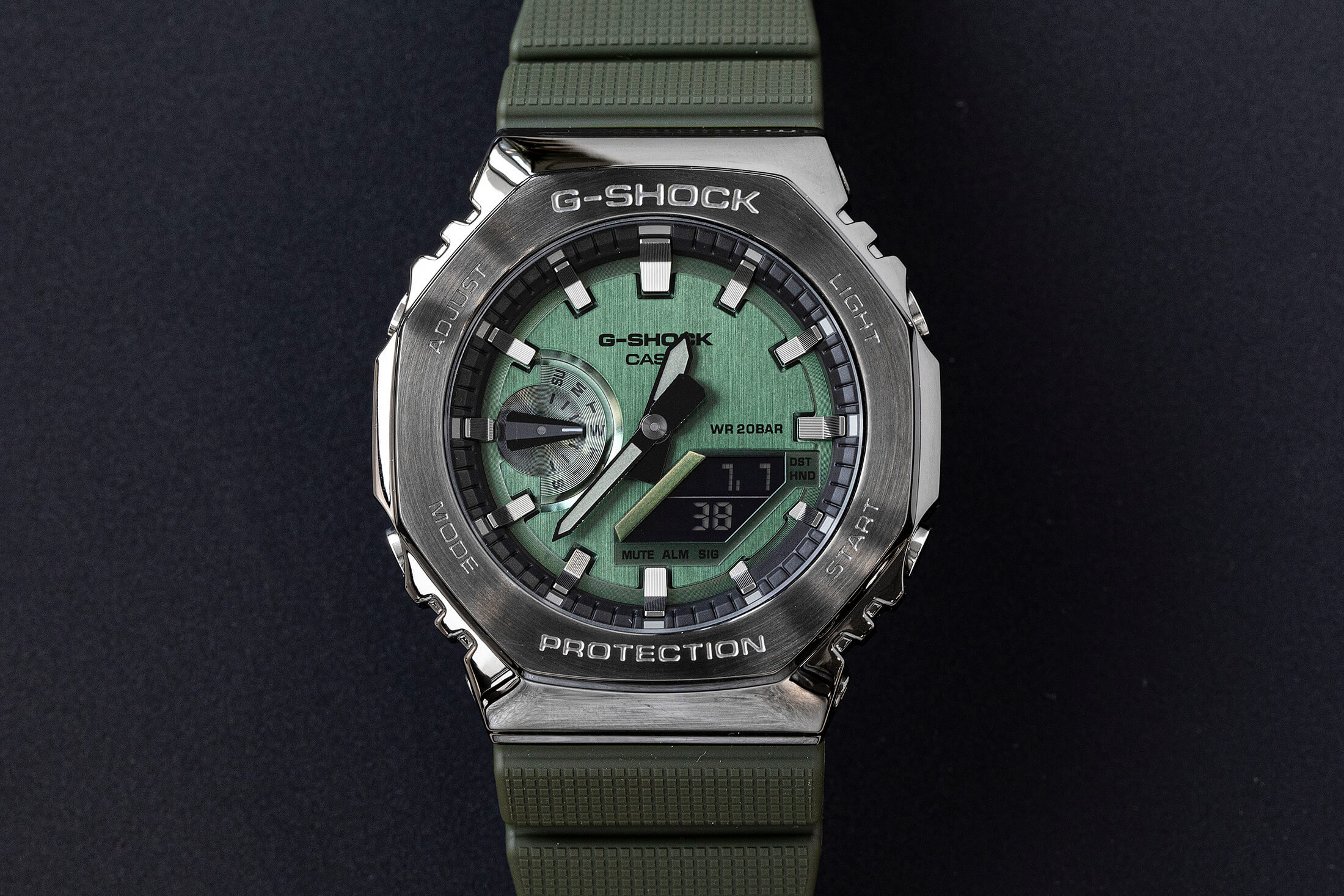 Introducing: G-SHOCK GM-2100 “カシオーク”にメタルカバードモデルが誕生（編集部撮り下ろし） - Hodinkee  Japan （ホディンキー 日本版）