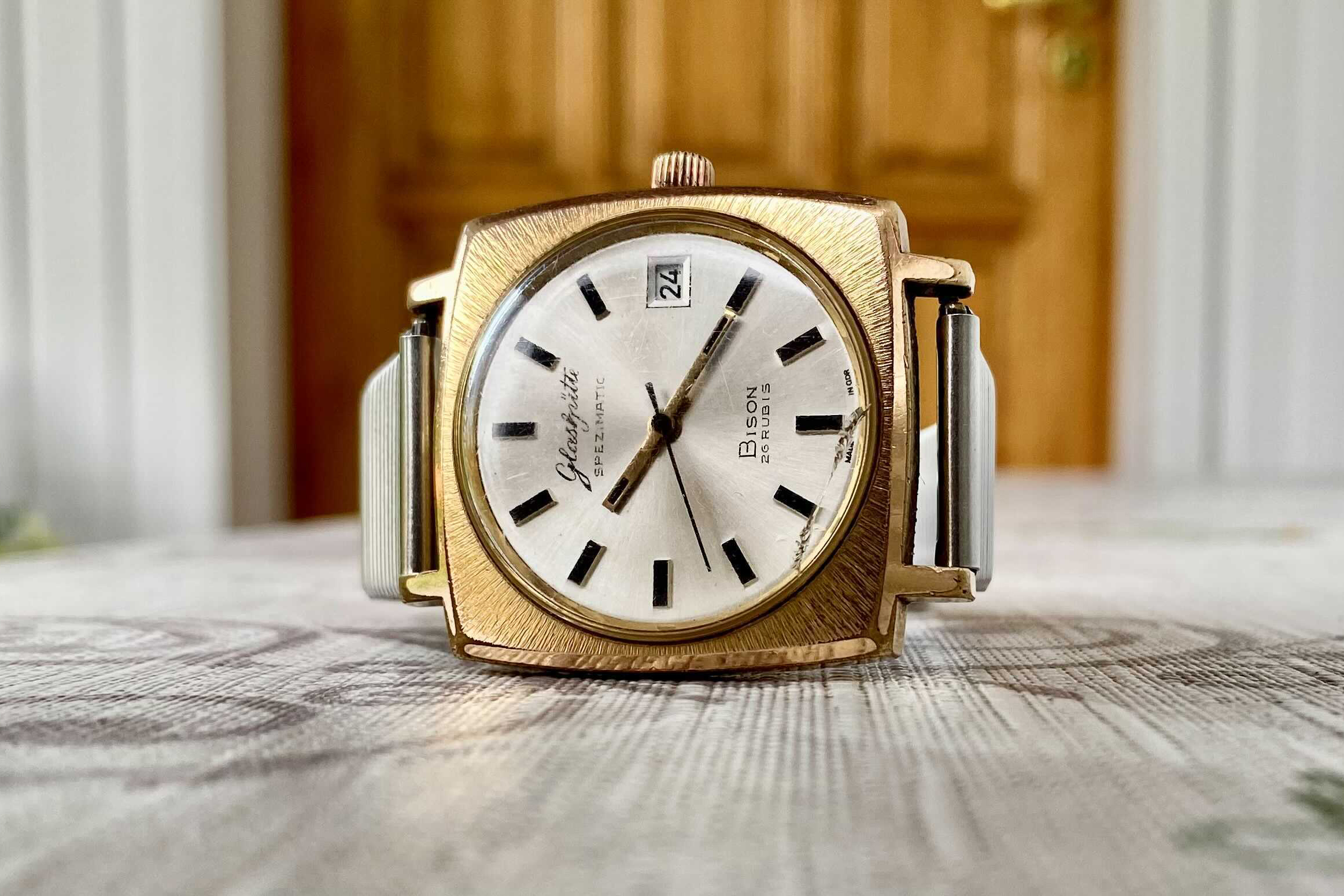 Found: 故国からやってきた時計 グラスヒュッテのスペツィマティック バイソン - Hodinkee Japan （ホディンキー 日本版）