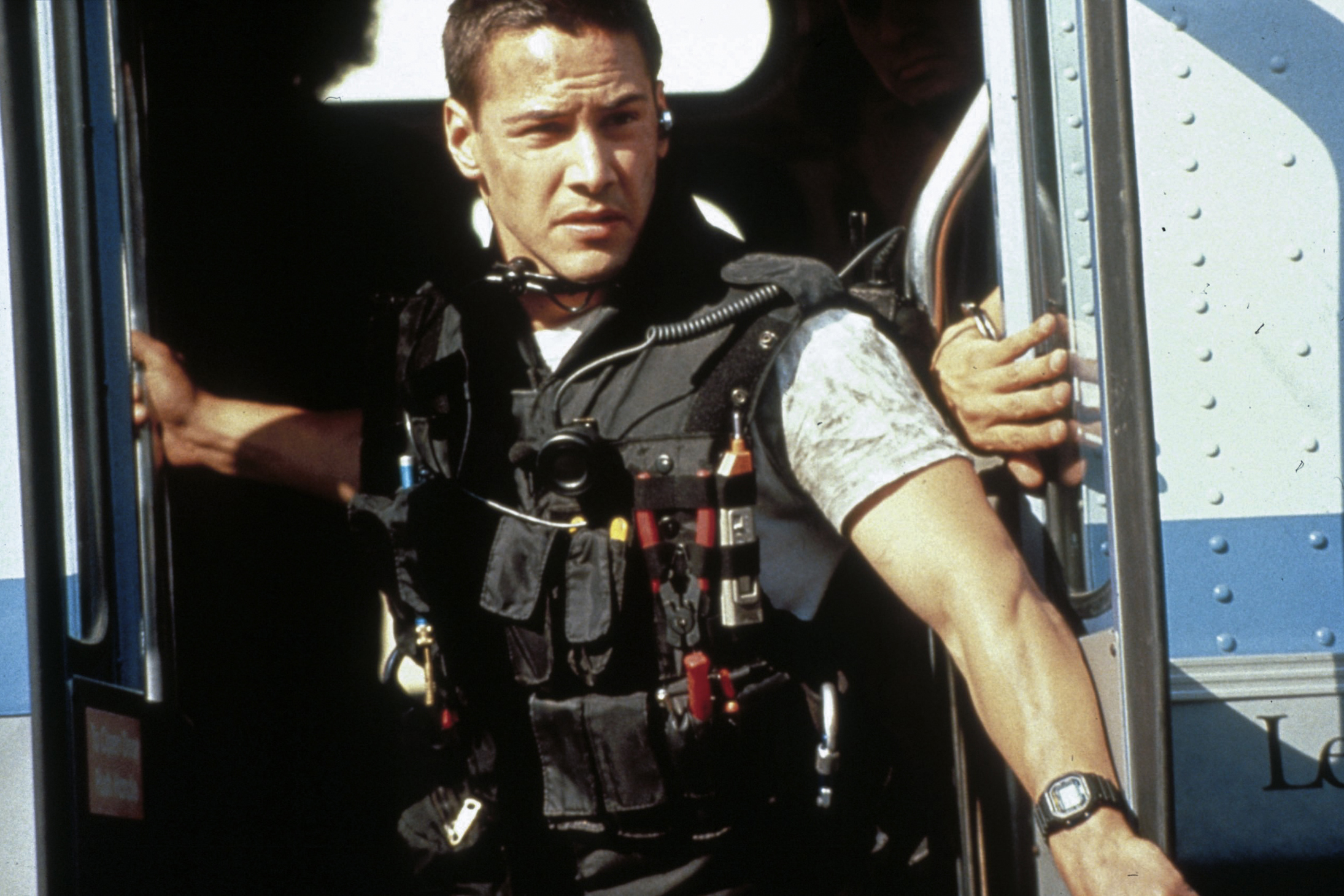 Watching Movies キアヌ リーブス 映画 スピード でカシオのg Shockを身につけ暴走バスに乗り込む Hodinkee Japan ホディンキー 日本版