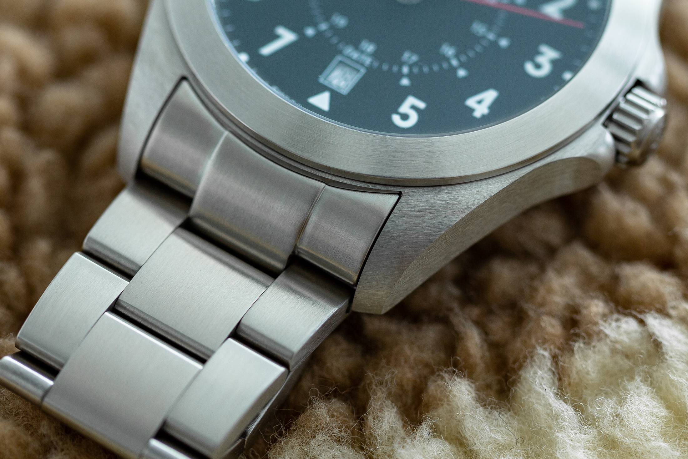 Case and bracelet details of the Victorinox Heritage