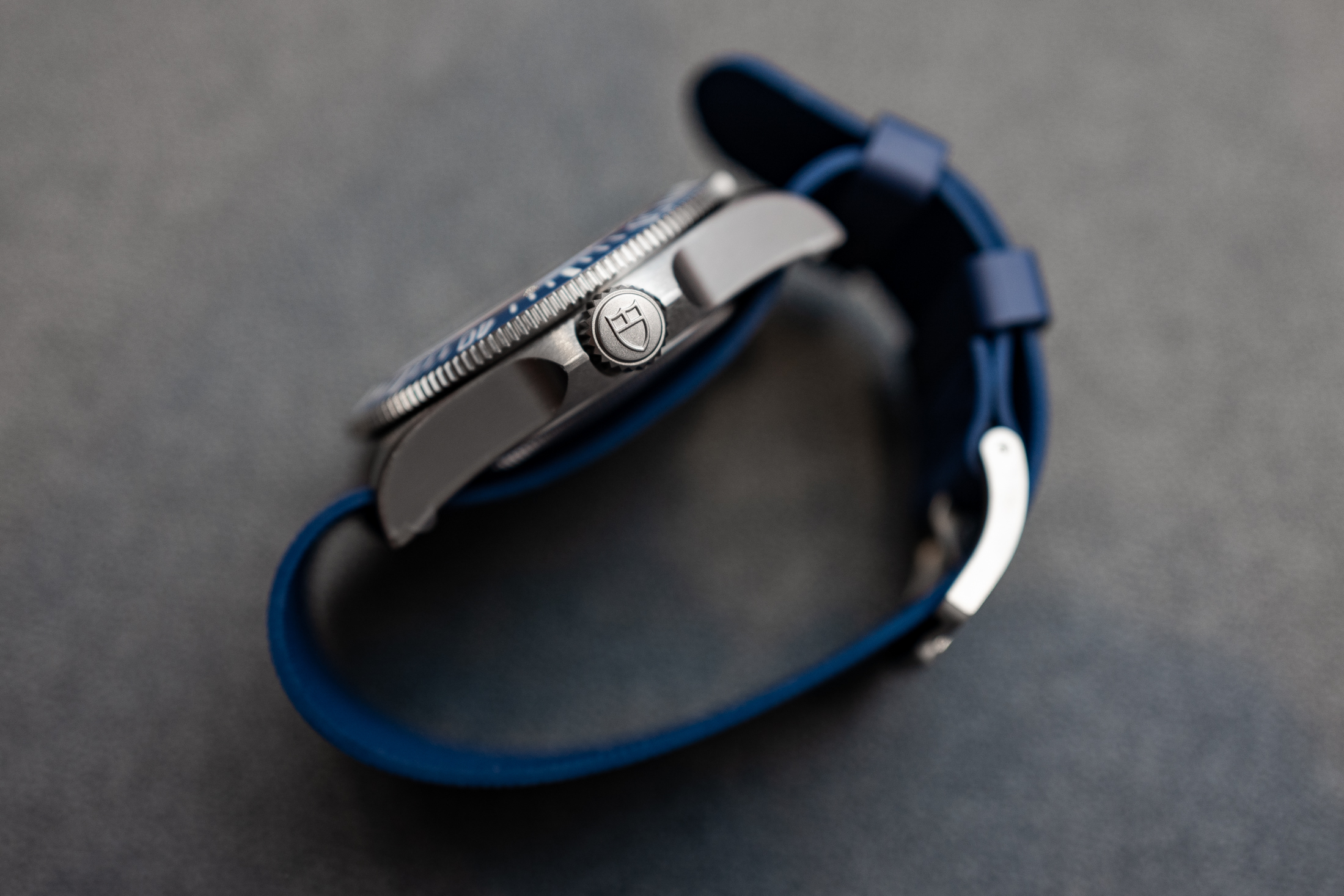 The side profile of the FXD