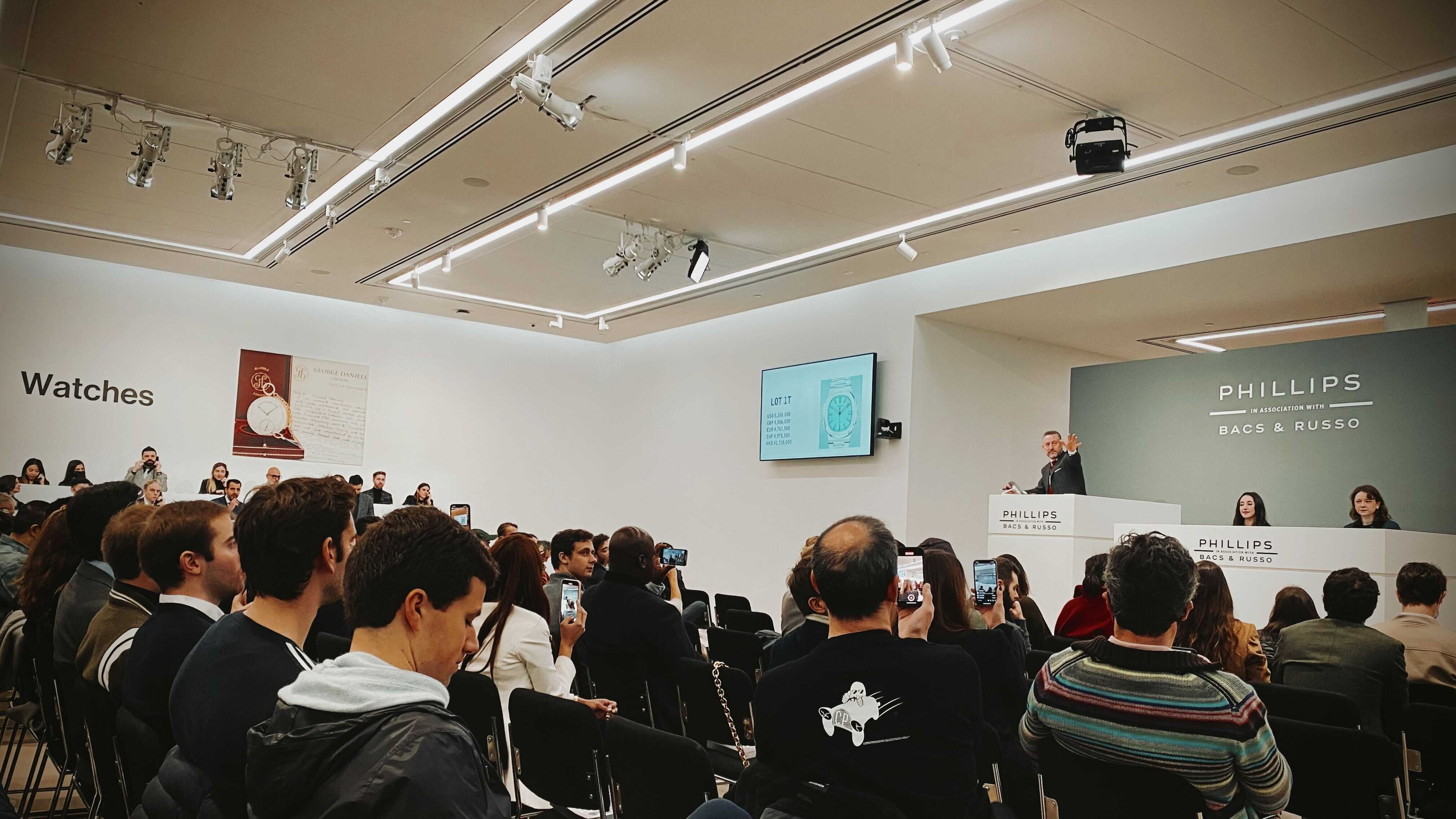Aurel Bacs and the crowd at the December 2021 New York Watch Auction at the Phillips space at Phillips New York space at 432 Park Avenue.