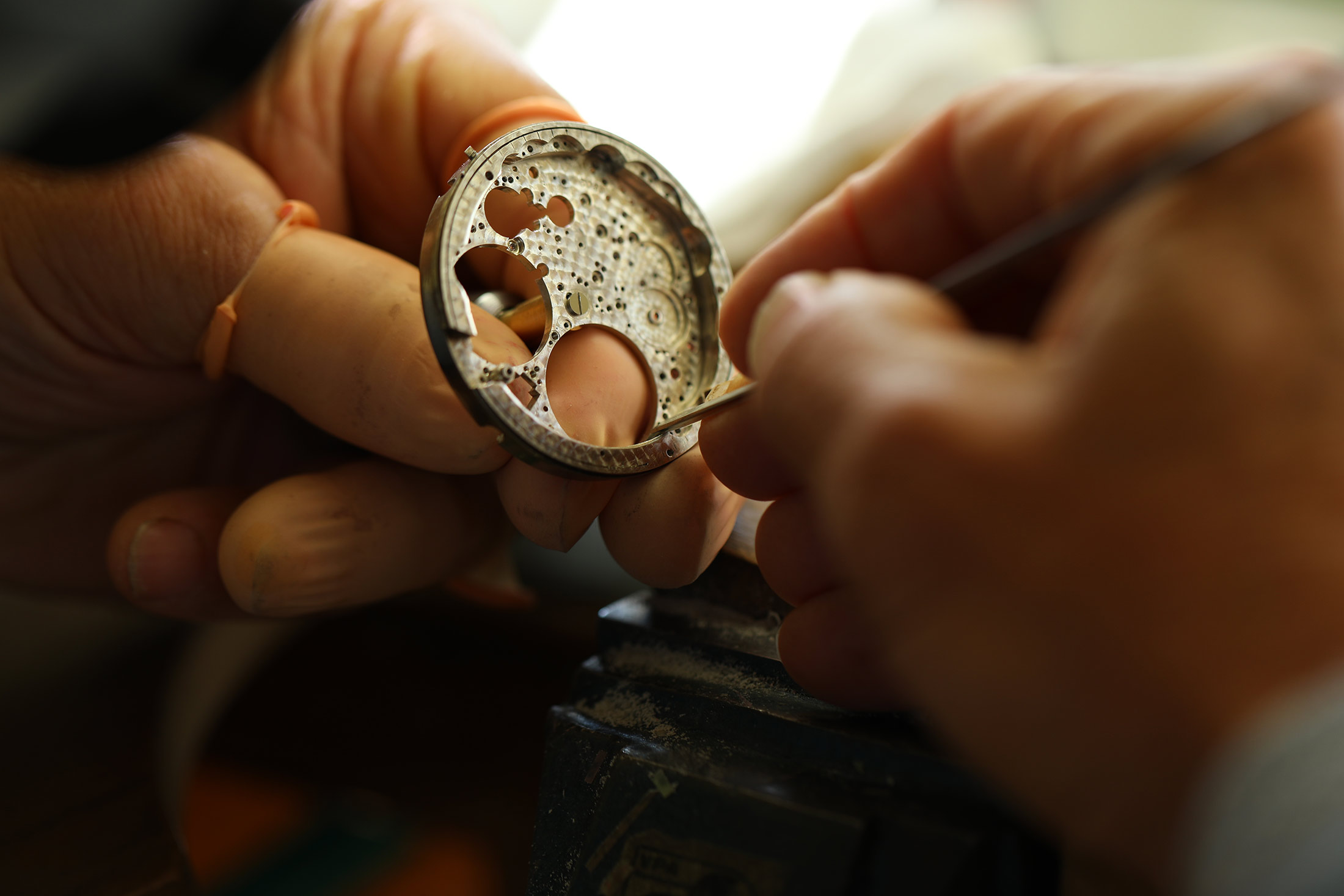 Bernard Muller, closeup of movement beveling