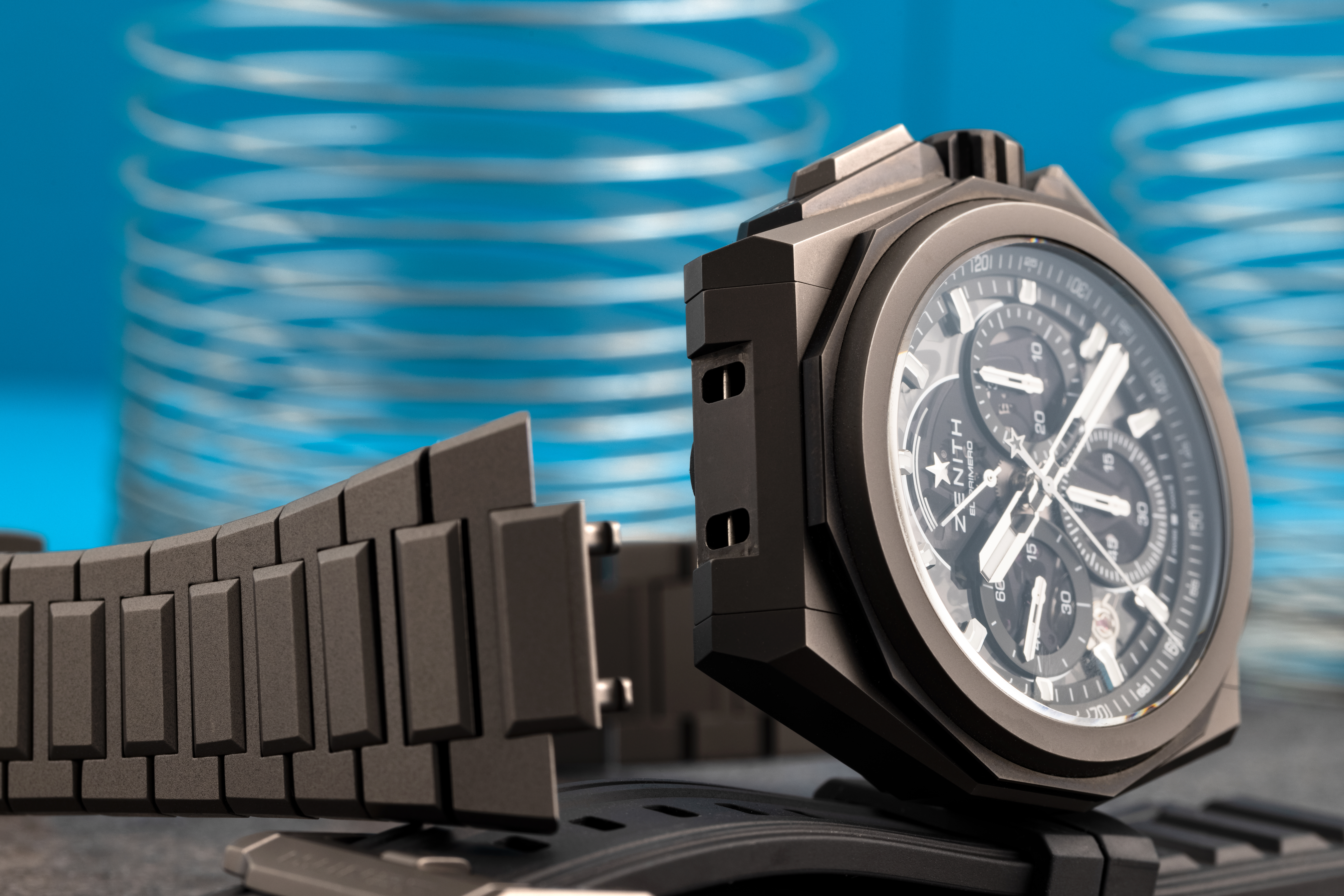 A close look at the patented Zenith easy adjustment strap-changing system on the Zenith Defy Extreme. 