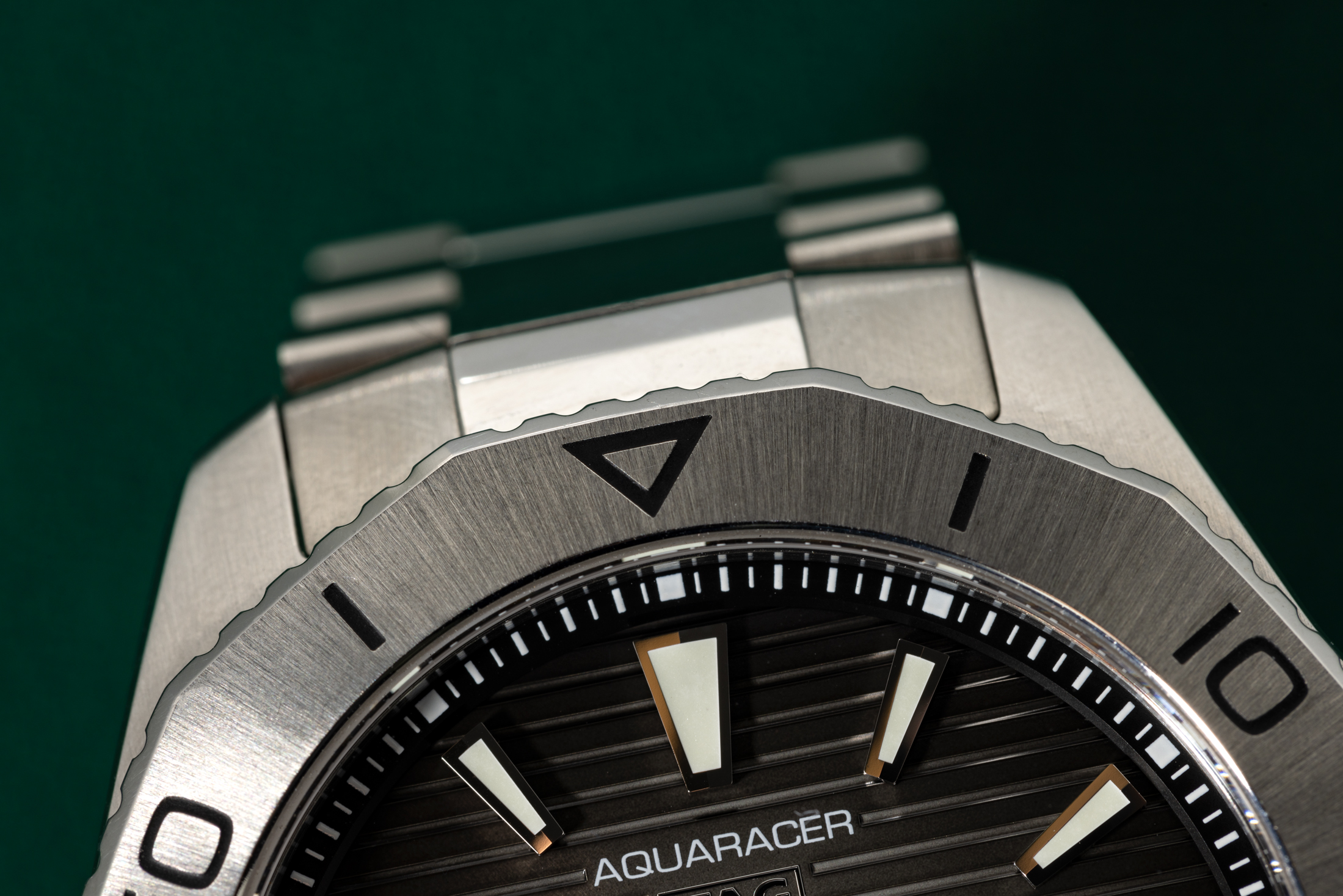 The TAG Heuer Aquaracer Professional 200 close up of bezel