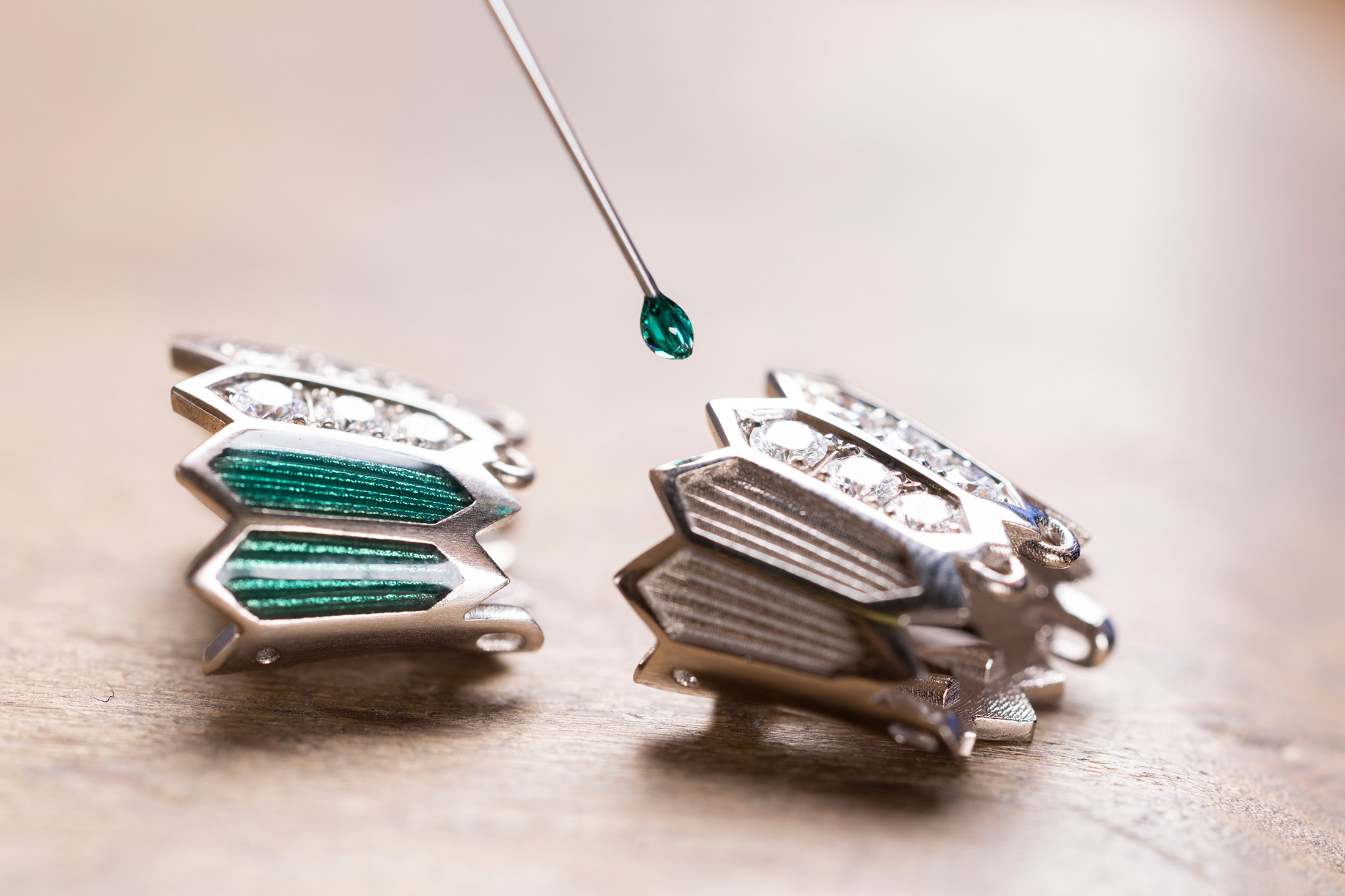 setting jewels in the case of Ref. 103560