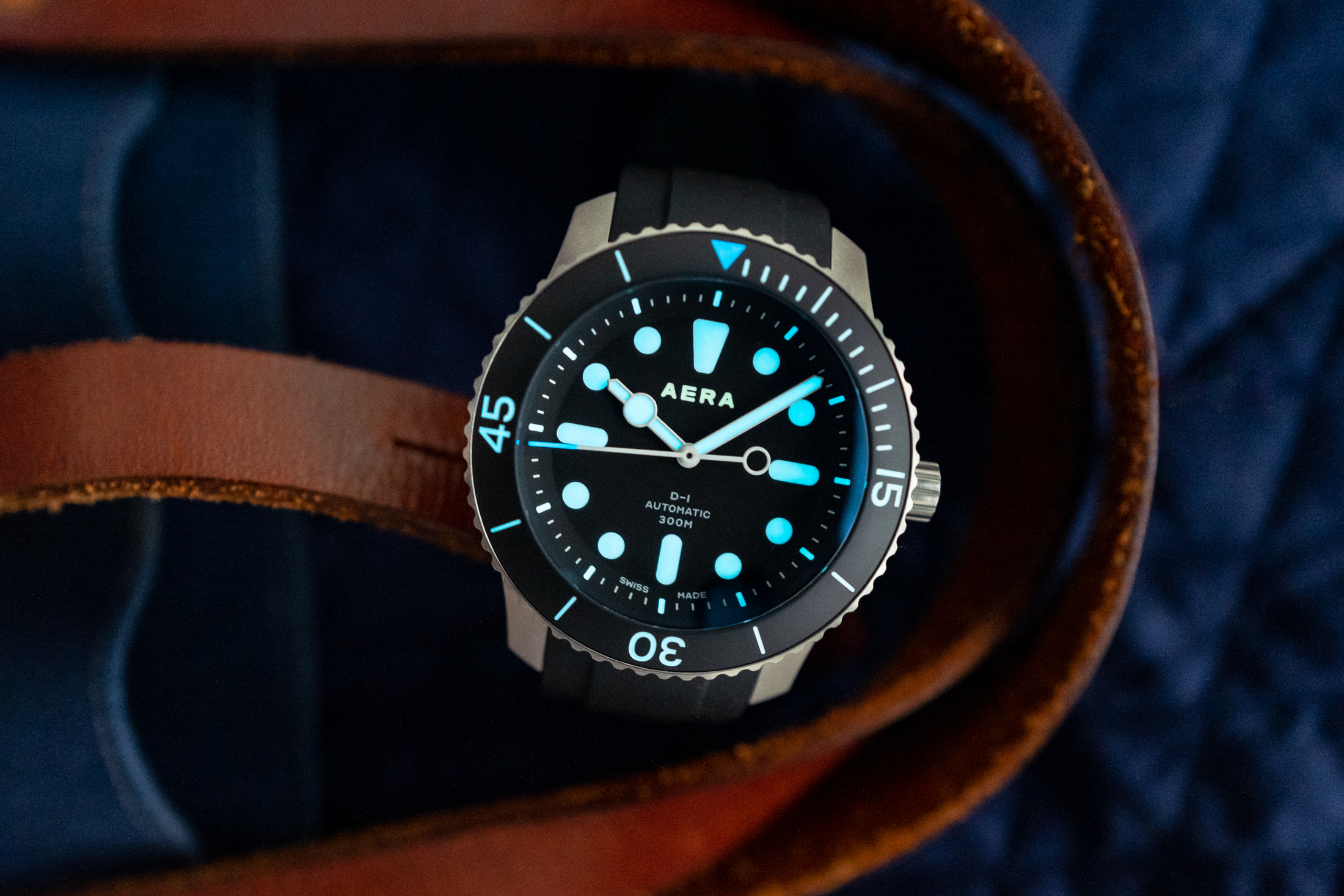 A lume shot of the Aera D-1 Diver. 