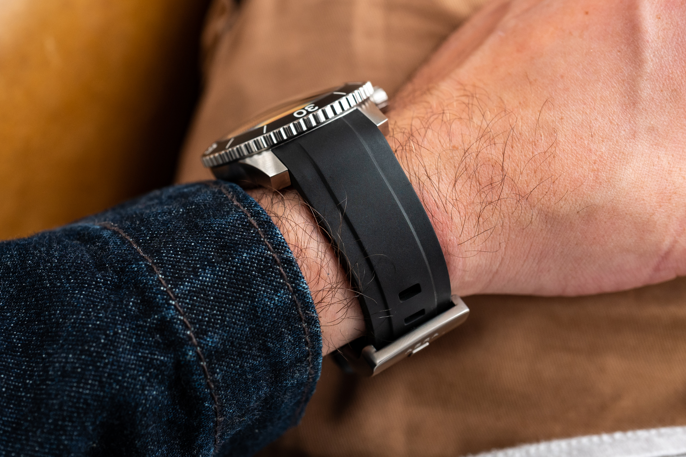 The side profile of the Aera D-1 on the author's wrist. 