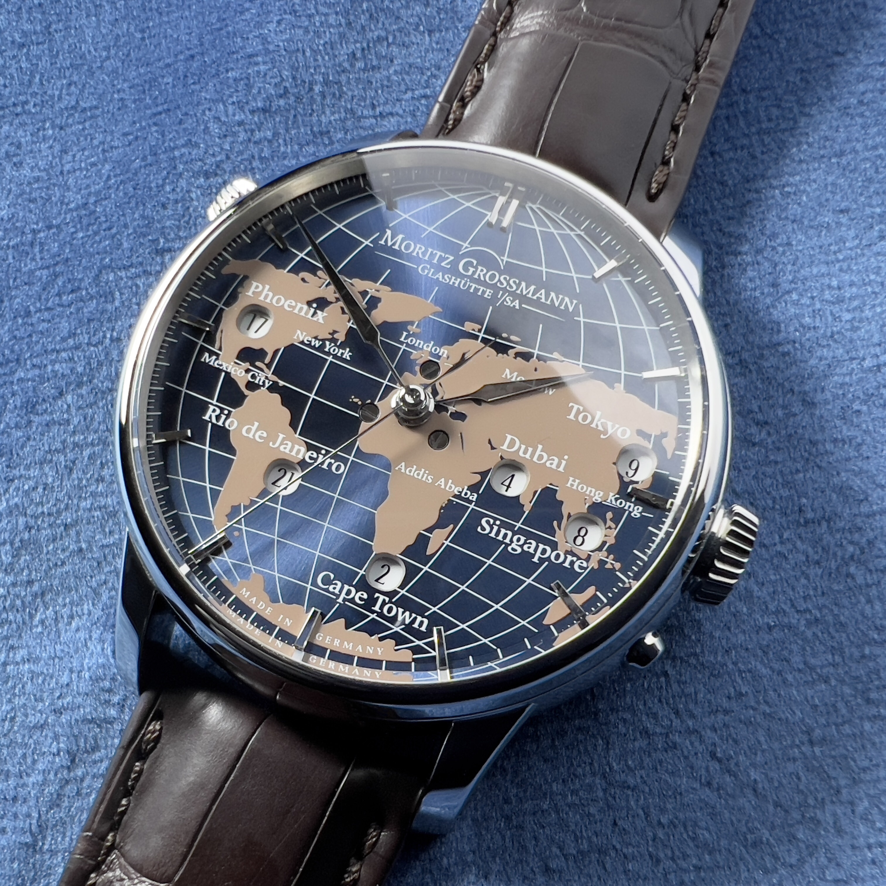 A lifestyle image of the Moritz Grossmann Universalzeit 