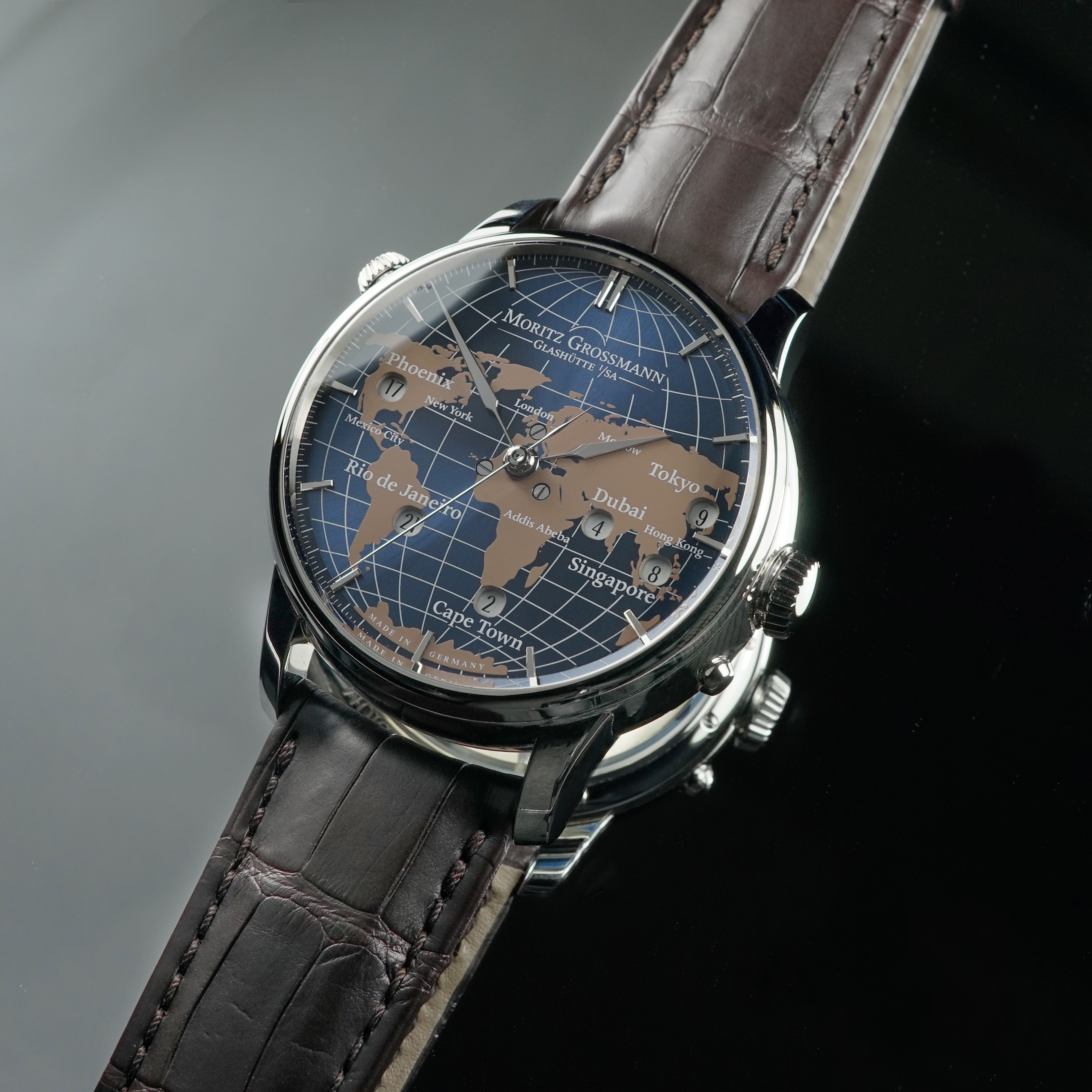 A lifestyle image of the Moritz Grossmann Universalzeit 