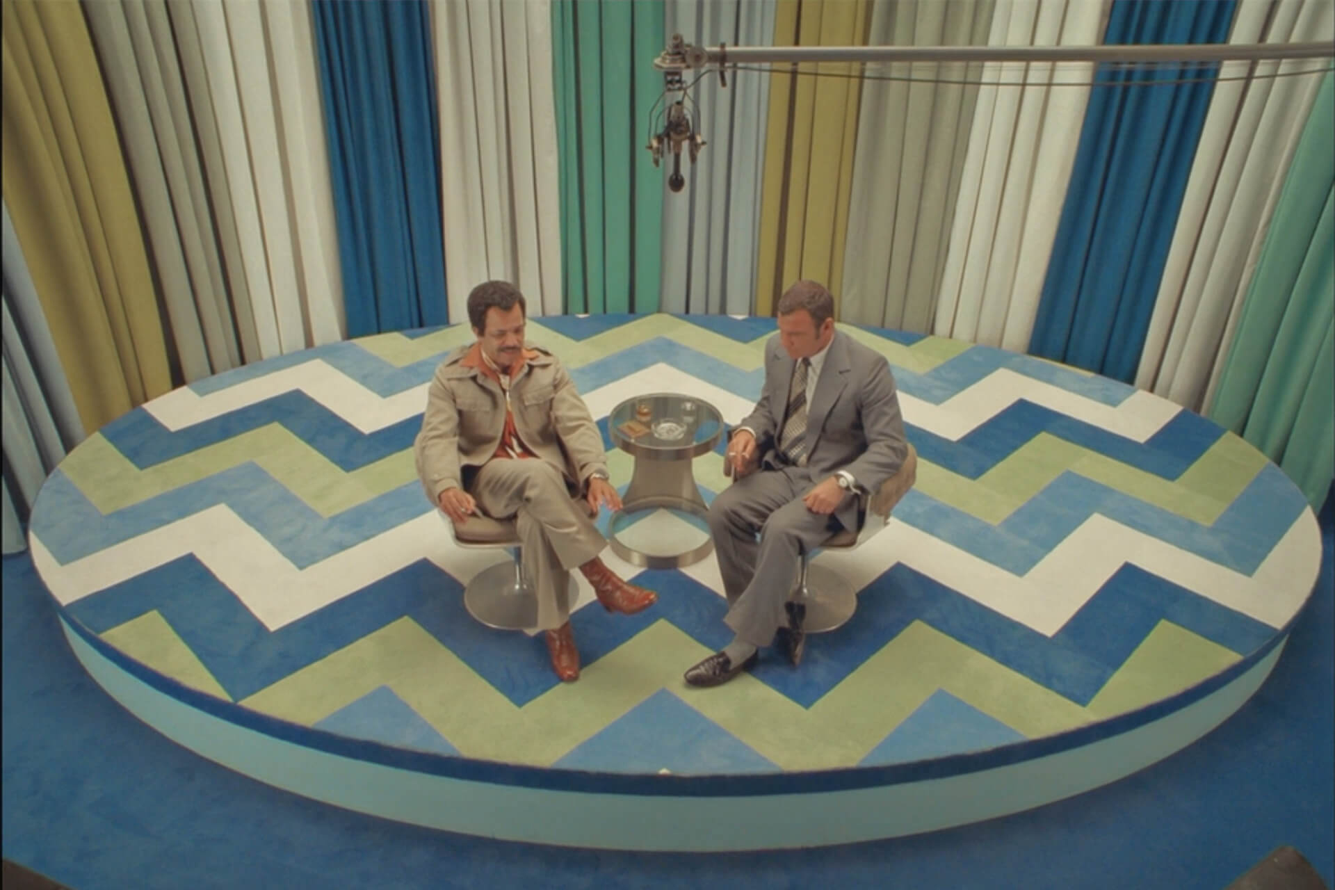 Roebuck Wright (Jeffrey Wright) in a talk show sequence with host (played by Liev Schreiber in The French Dispatch.