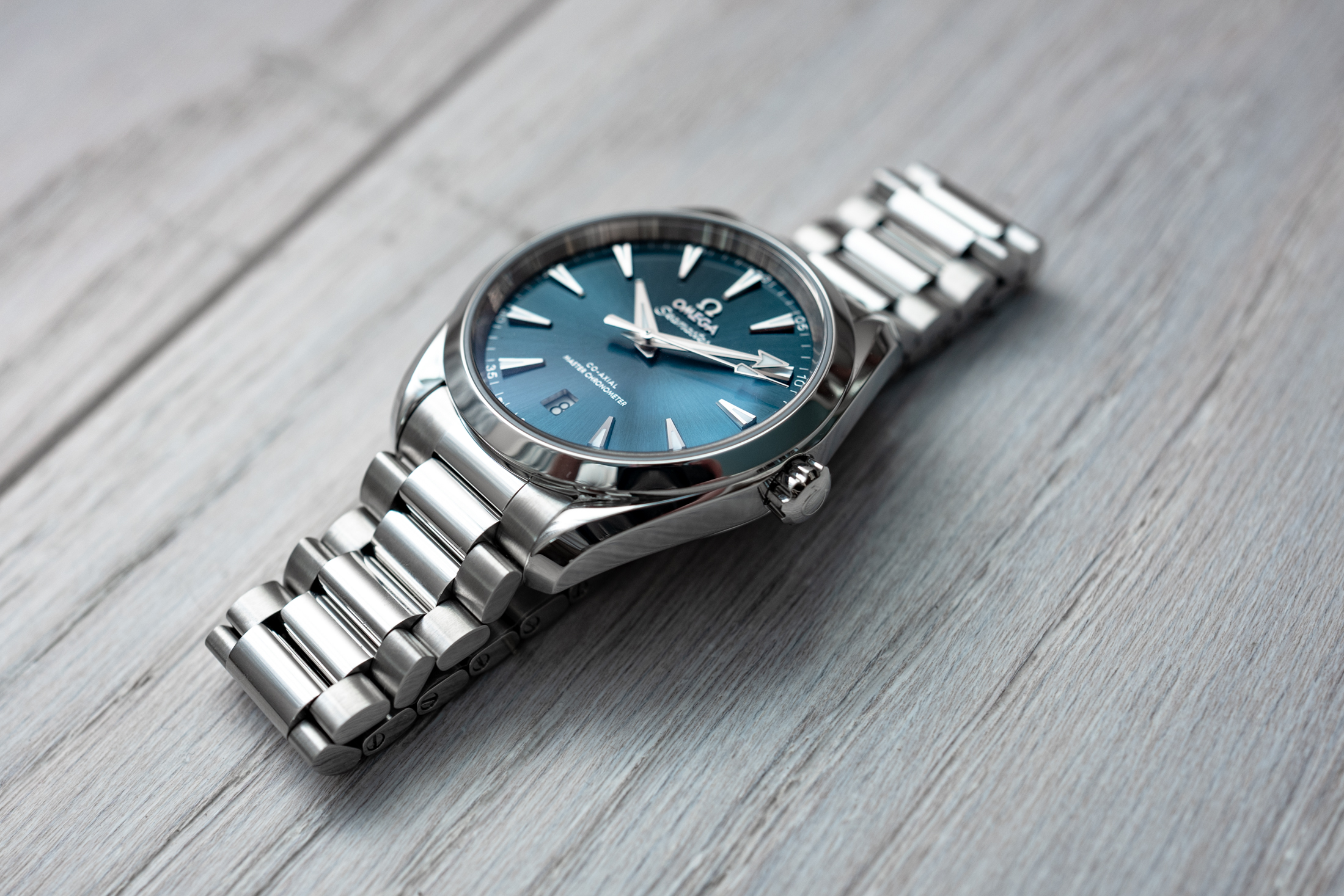 Case profile of the blue 34mm aqua terra