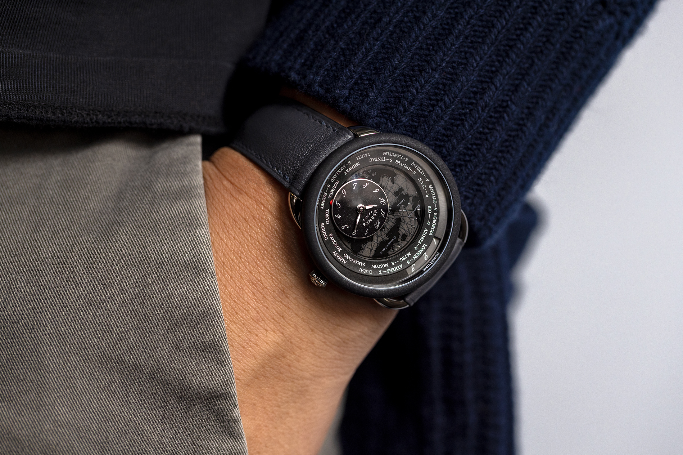 Arceau Le Temps De Voyageur black model on wrist