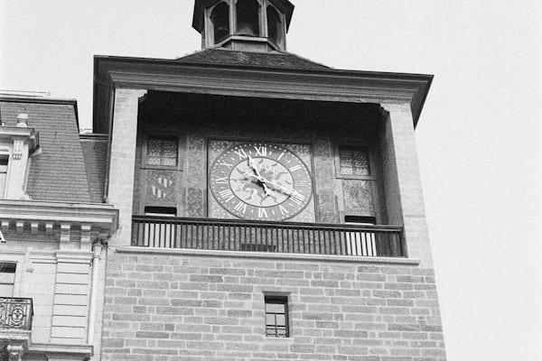 Clock on top of Rue de la Tour-de-I'lle. 