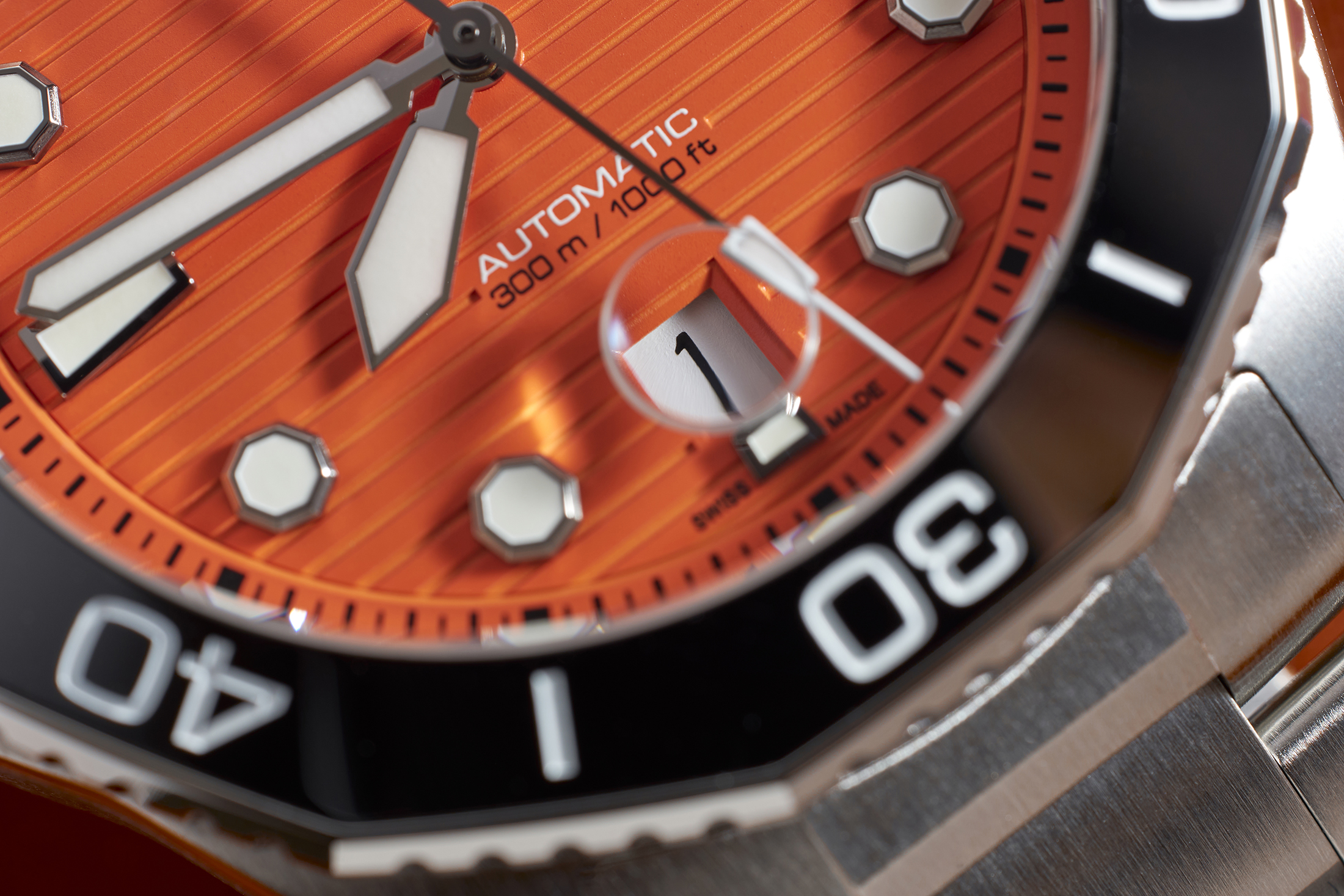 TAG Orange Diver date window