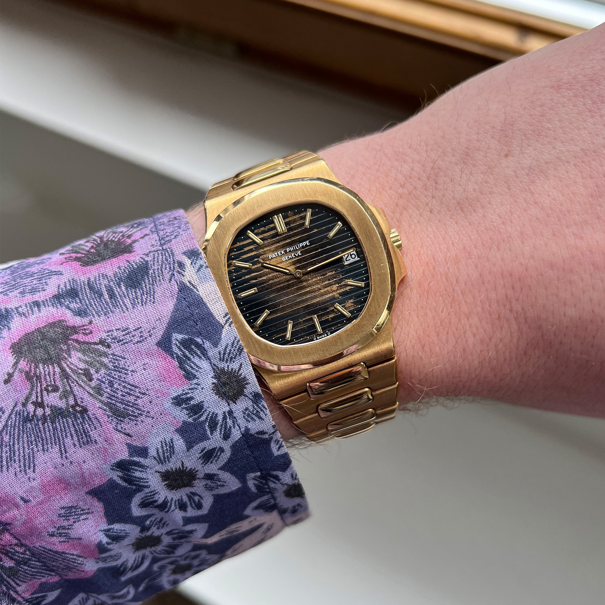 Patek Philippe 'Jumbo' Nautilus, Ref. 3700/1J Yellow gold wristwatch with date, tropical dial and bracelet Made in 1979