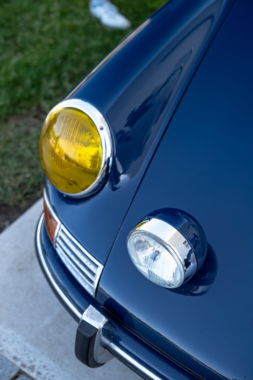 headlights of a 912
