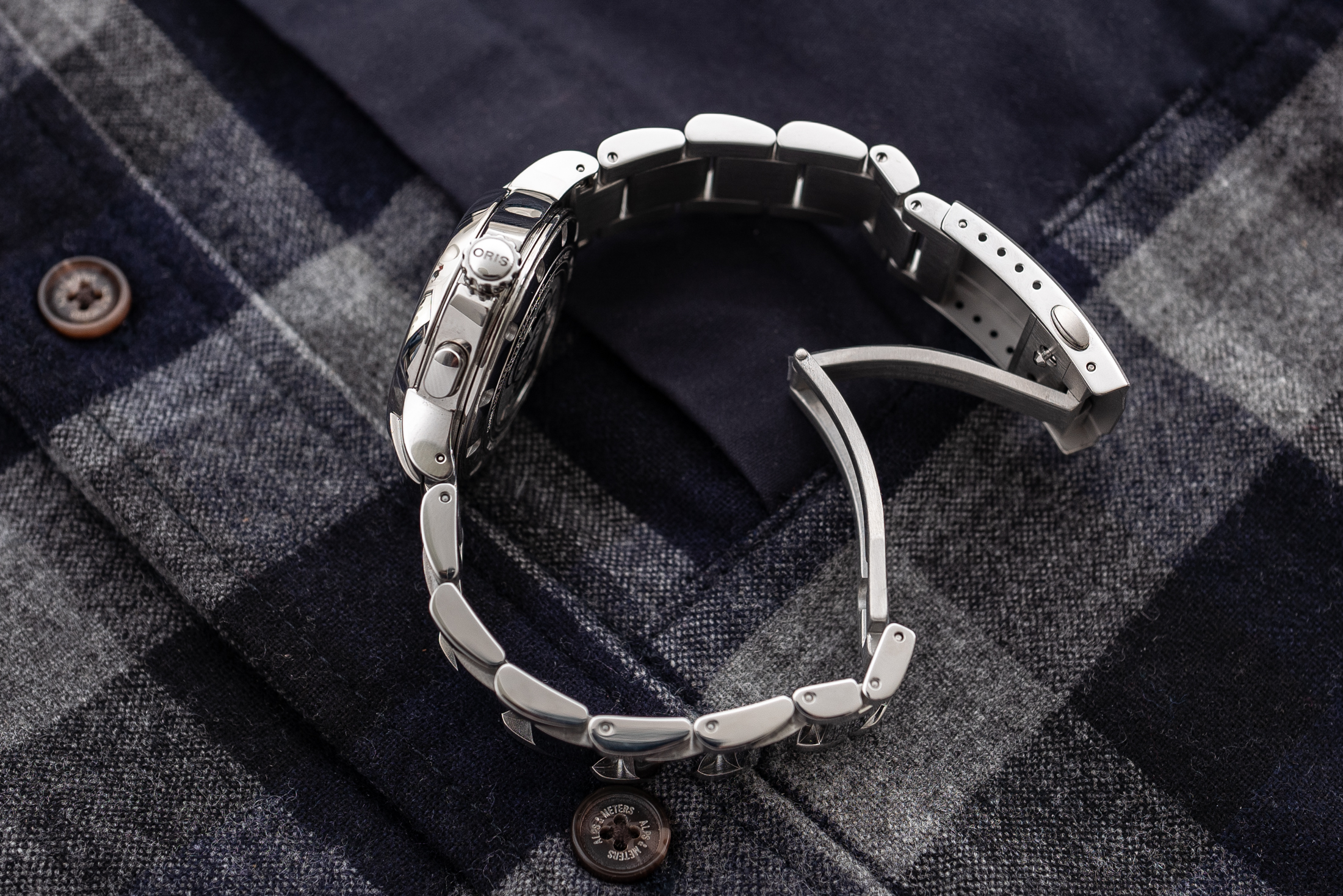 the oris full steel case and bracelet