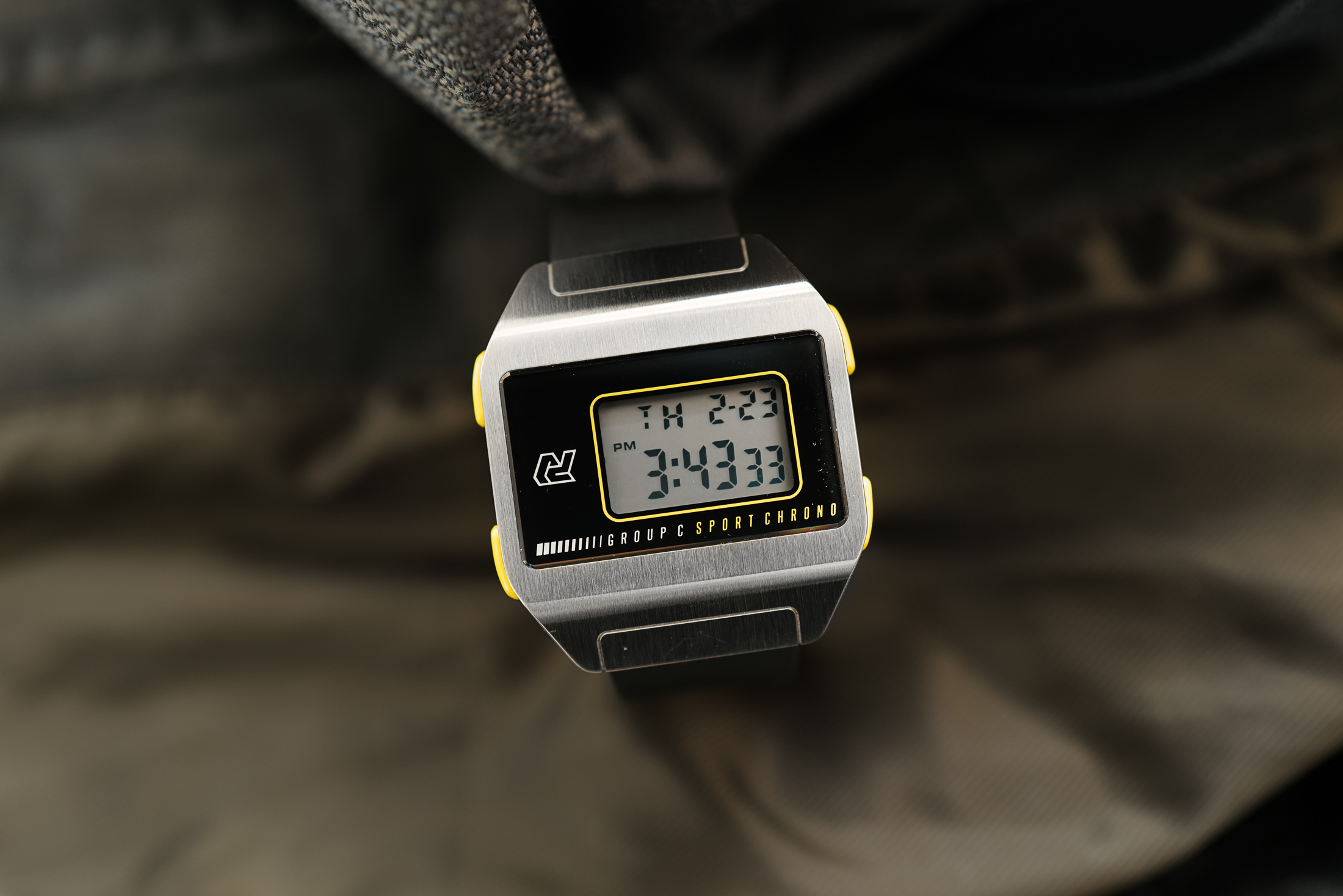 アウトドローモ　グループC　ブラッシュ仕上げのSS、イエローアクセント