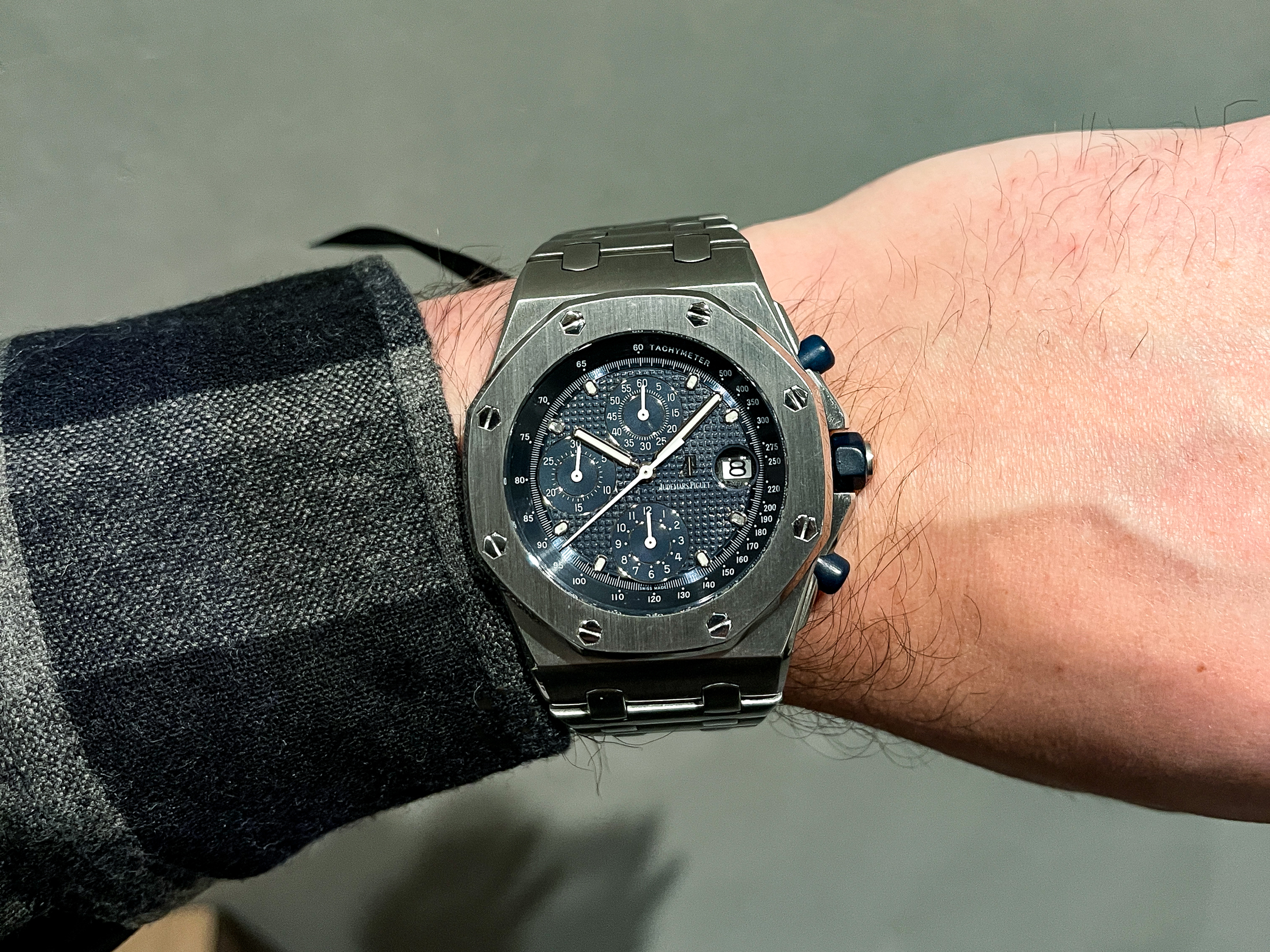 オーデマ ピゲ　ロイヤル オーク オフショア クロノグラフ ブラックセラミックのリストショット