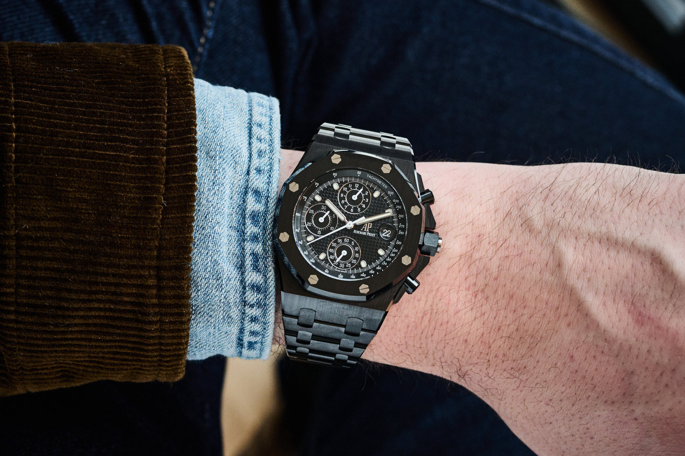 オーデマ ピゲ　ロイヤル オーク オフショア クロノグラフ ブラックセラミックのリストショット