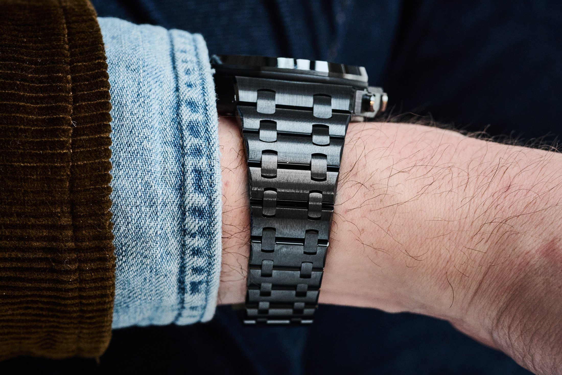 オーデマ ピゲ　ロイヤル オーク オフショア クロノグラフ ブラックセラミックのリストショット