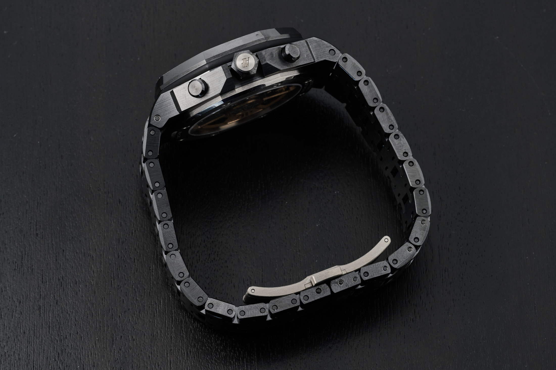 オーデマ ピゲ　ロイヤル オーク オフショア クロノグラフ ブラックセラミックのサイドビュー