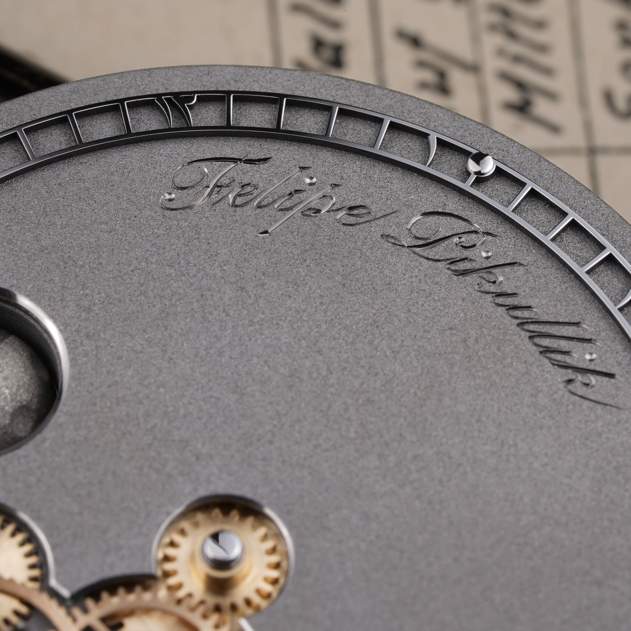 The number 12 in Eastern Arabic numerals is at the top of the chapter ring.