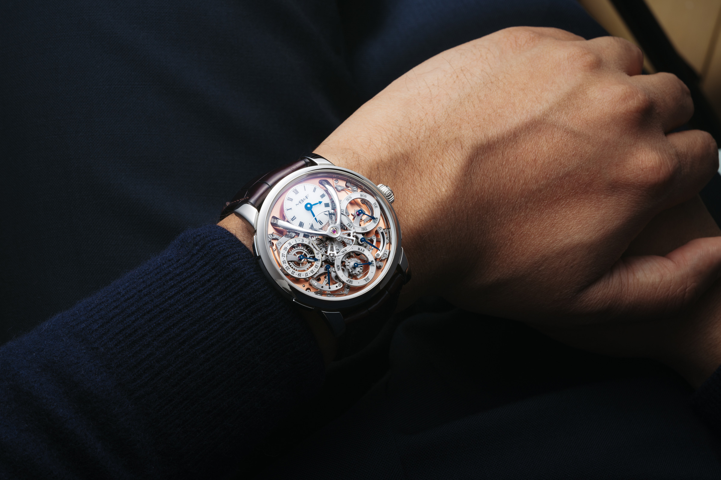 MB&F　レガシー・マシン パーペチュアル サーモン文字盤のリストショット