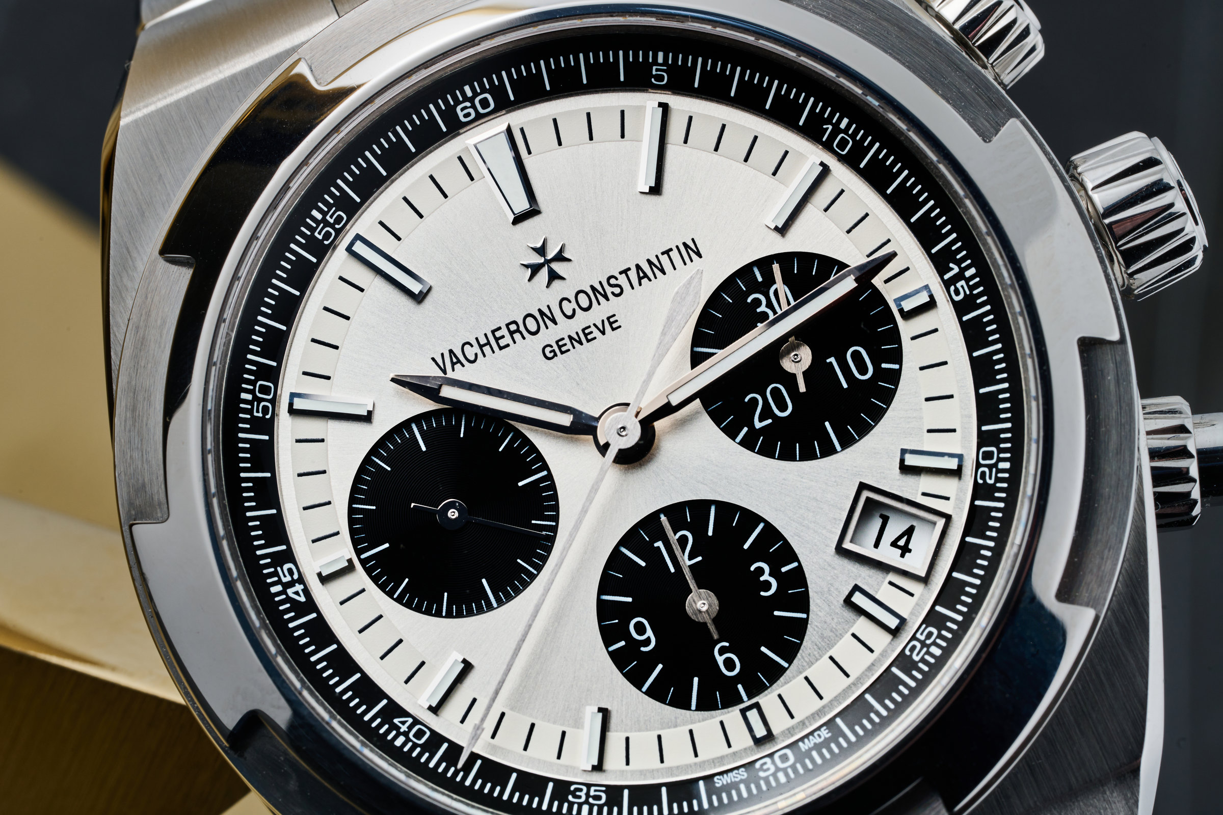 ヴァシュロン・コンスタンタン　パンダダイヤルのオーヴァーシーズ・クロノグラフ、文字盤アップ