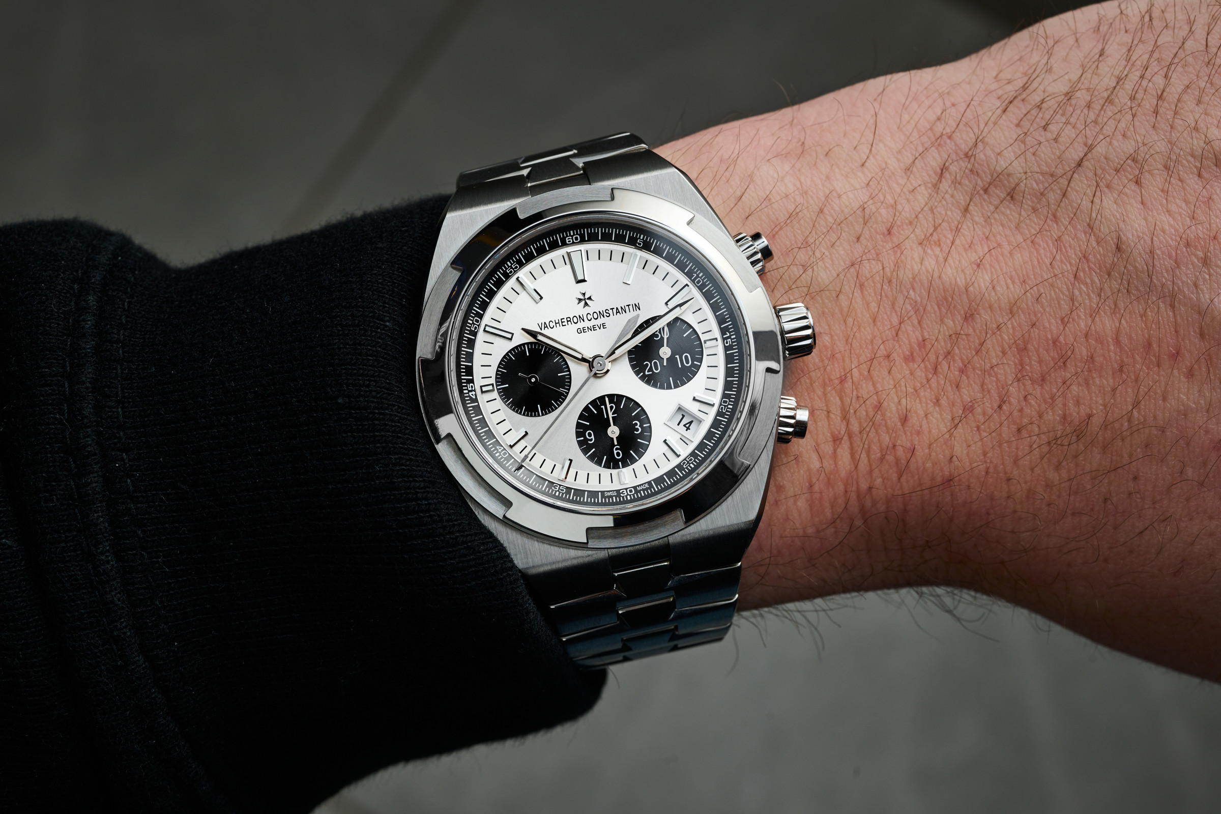 ヴァシュロン・コンスタンタン　パンダダイヤルのオーヴァーシーズ・クロノグラフ、リストショット