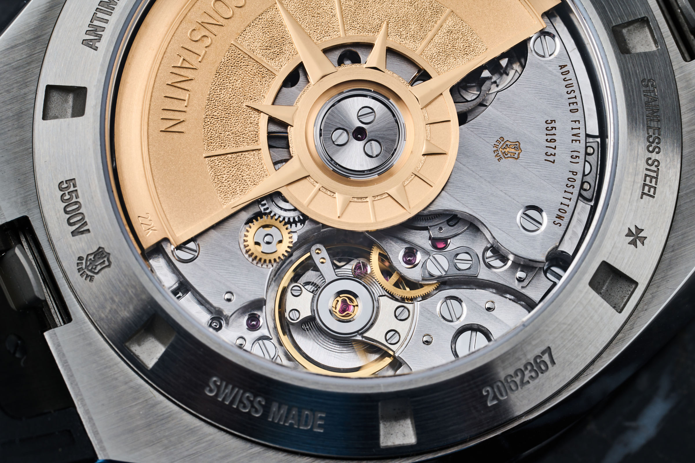 ヴァシュロン・コンスタンタン　パンダダイヤルのオーヴァーシーズ・クロノグラフ裏蓋のアップ