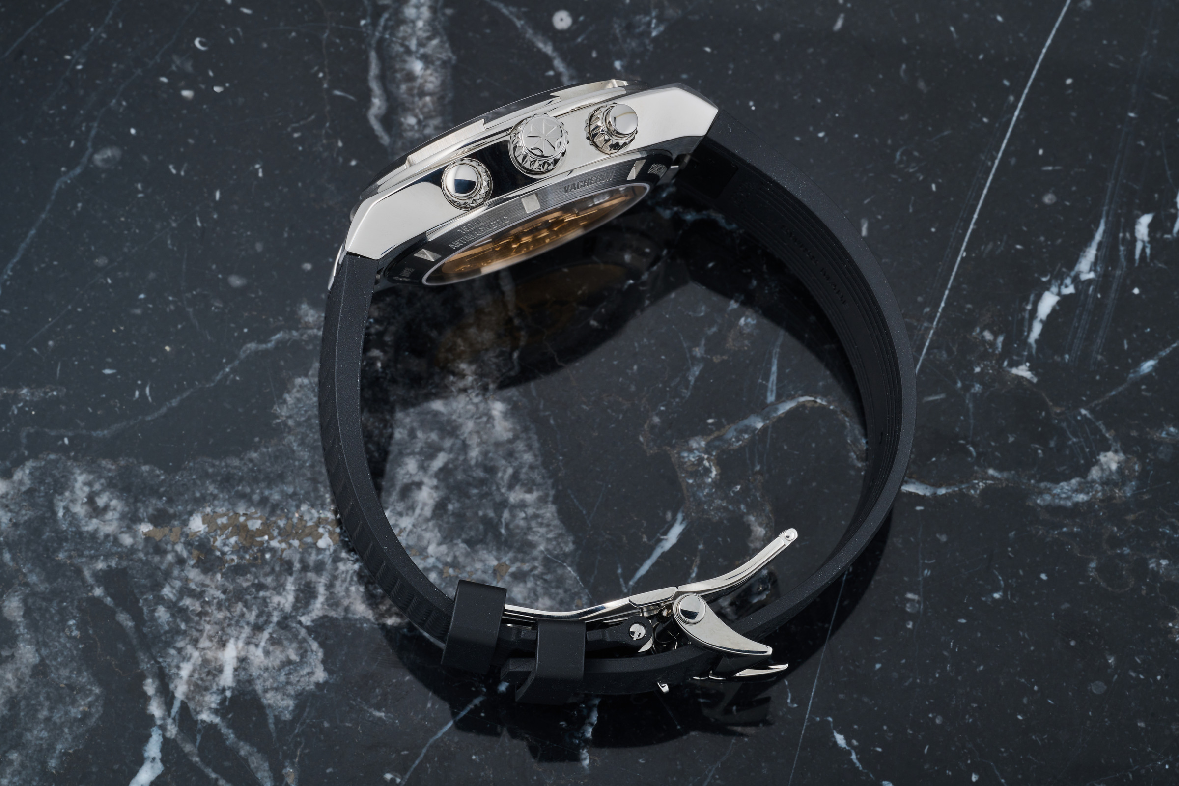 ヴァシュロン・コンスタンタン　パンダダイヤルのオーヴァーシーズ・クロノグラフ、横からの全体イメージカット