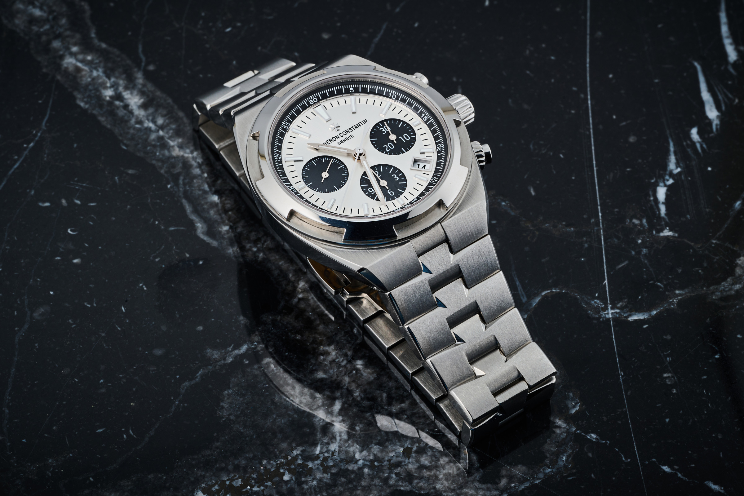 ヴァシュロン・コンスタンタン　パンダダイヤルのオーヴァーシーズ・クロノグラフ、置きのイメージ