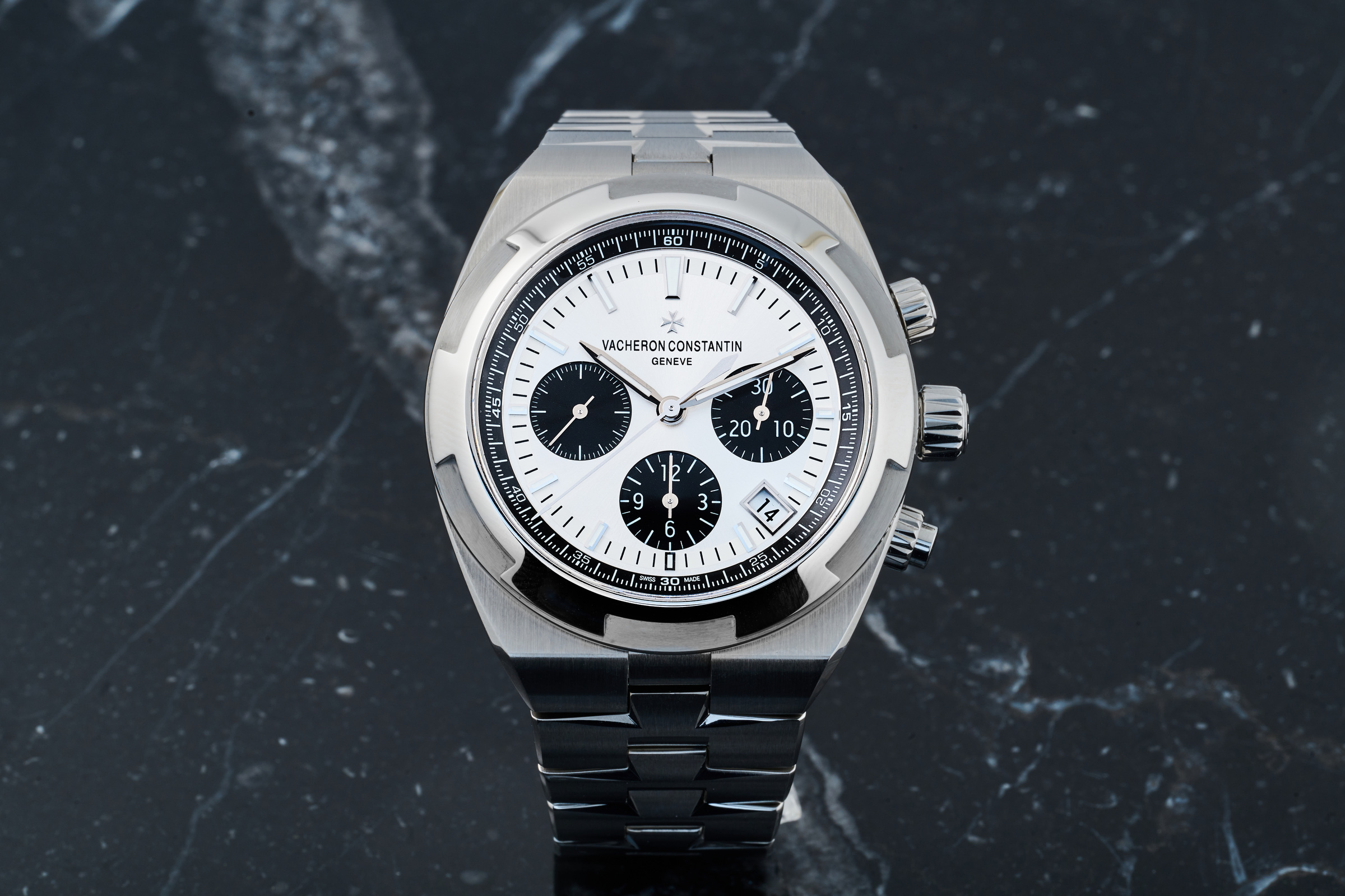 ヴァシュロン・コンスタンタン　パンダダイヤルのオーヴァーシーズ・クロノグラフ、正面イメージ