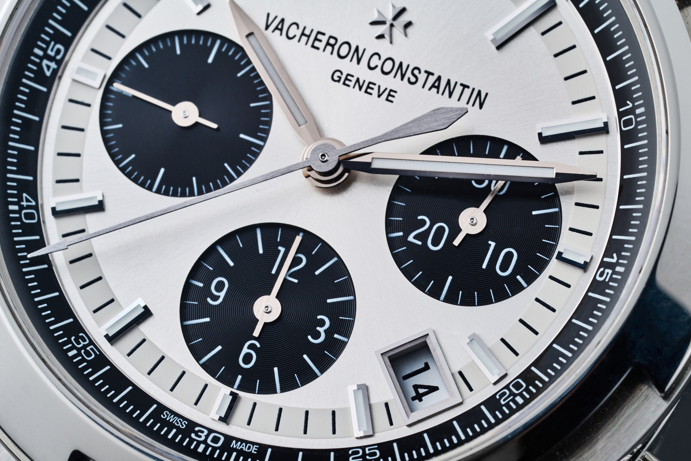 ヴァシュロン・コンスタンタン　パンダダイヤルのオーヴァーシーズ・クロノグラフ、文字盤アップ