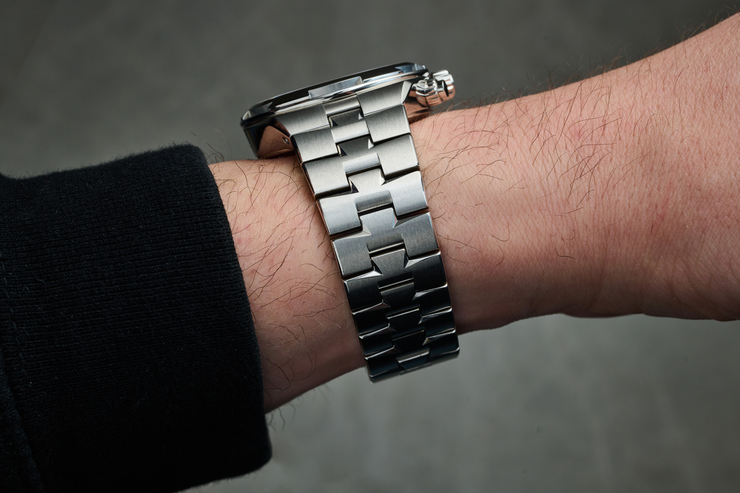 ヴァシュロン・コンスタンタン　パンダダイヤルのオーヴァーシーズ・クロノグラフ、ブレスレットの着用イメージ